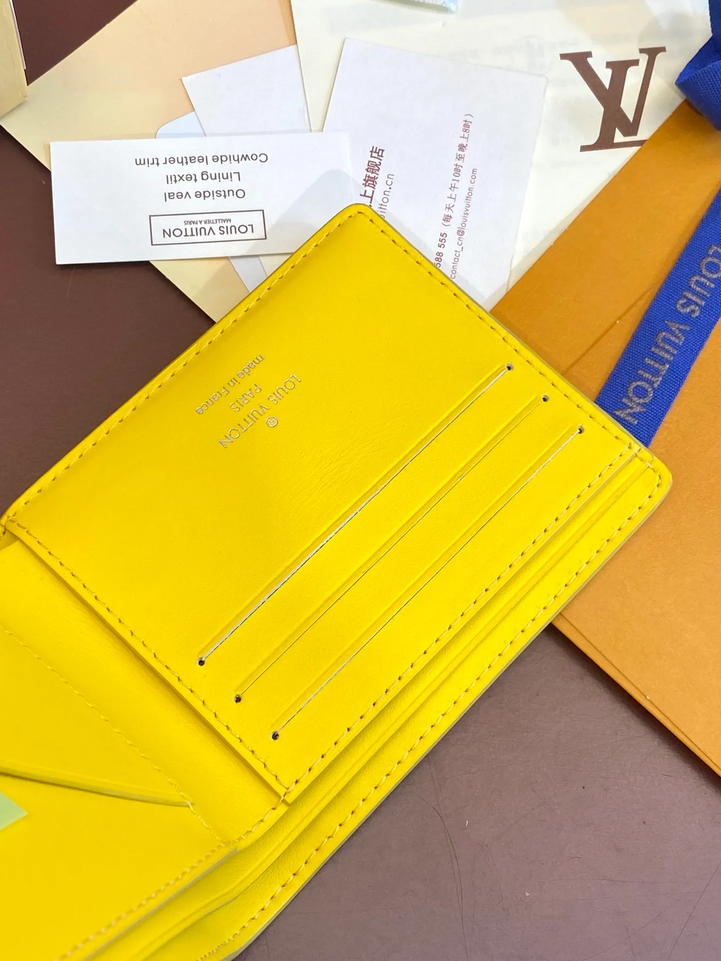 💰380 M69037 Yellow! Chip version, (made of top-grain cowhide), this Multiple wallet features the classic Monogram embossing on the full-grain Taurillon leather surface, creating a compact structure and concise lines. Card slots, interior pockets and compartments keep cash, receipts and more organized. Detailed features: 11.5 x 9 x 1.5 cm (length x height x width).