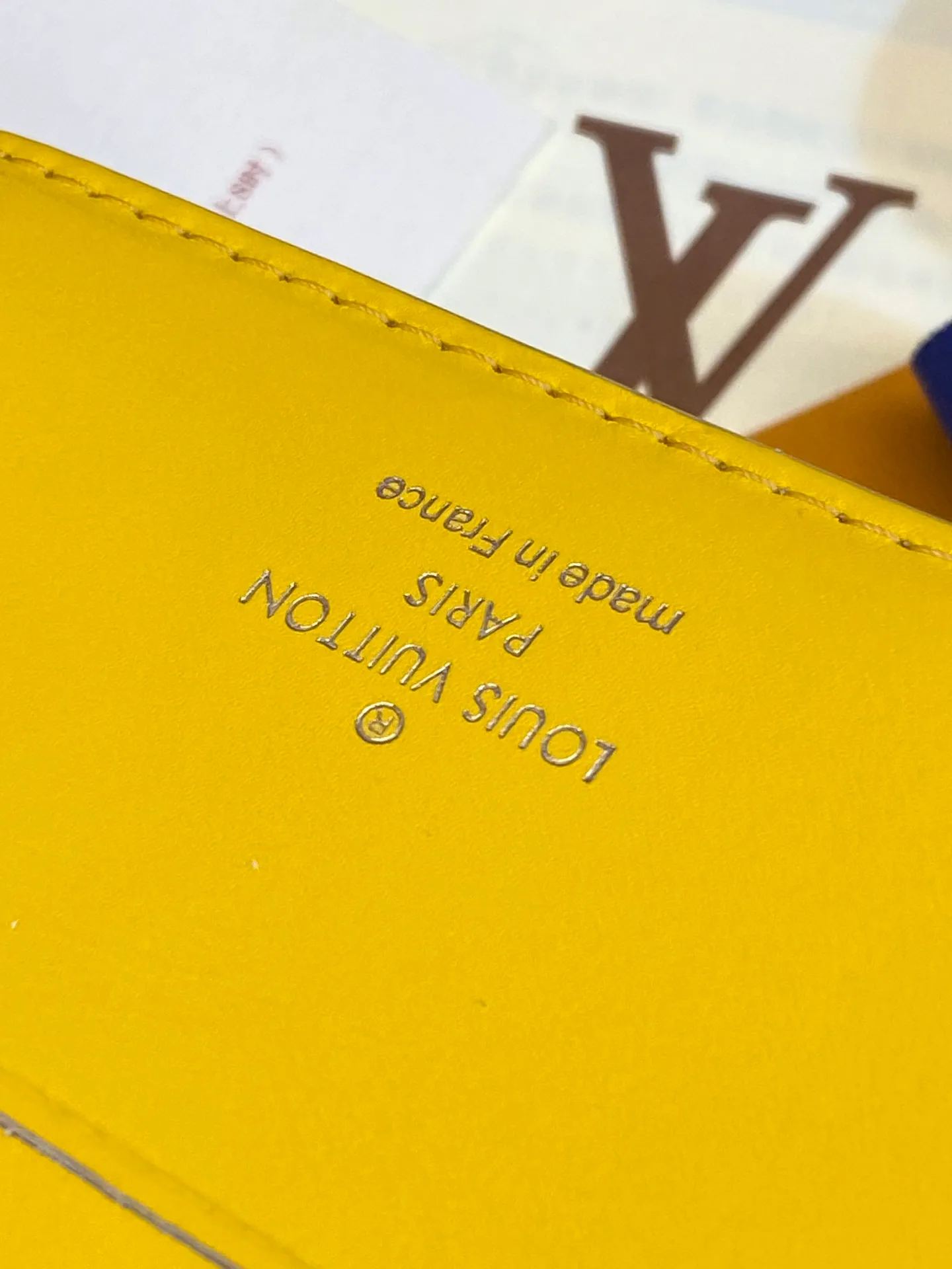 💰380 M69037 Yellow! Chip version, (made of top-grain cowhide), this Multiple wallet features the classic Monogram embossing on the full-grain Taurillon leather surface, creating a compact structure and concise lines. Card slots, interior pockets and compartments keep cash, receipts and more organized. Detailed features: 11.5 x 9 x 1.5 cm (length x height x width).