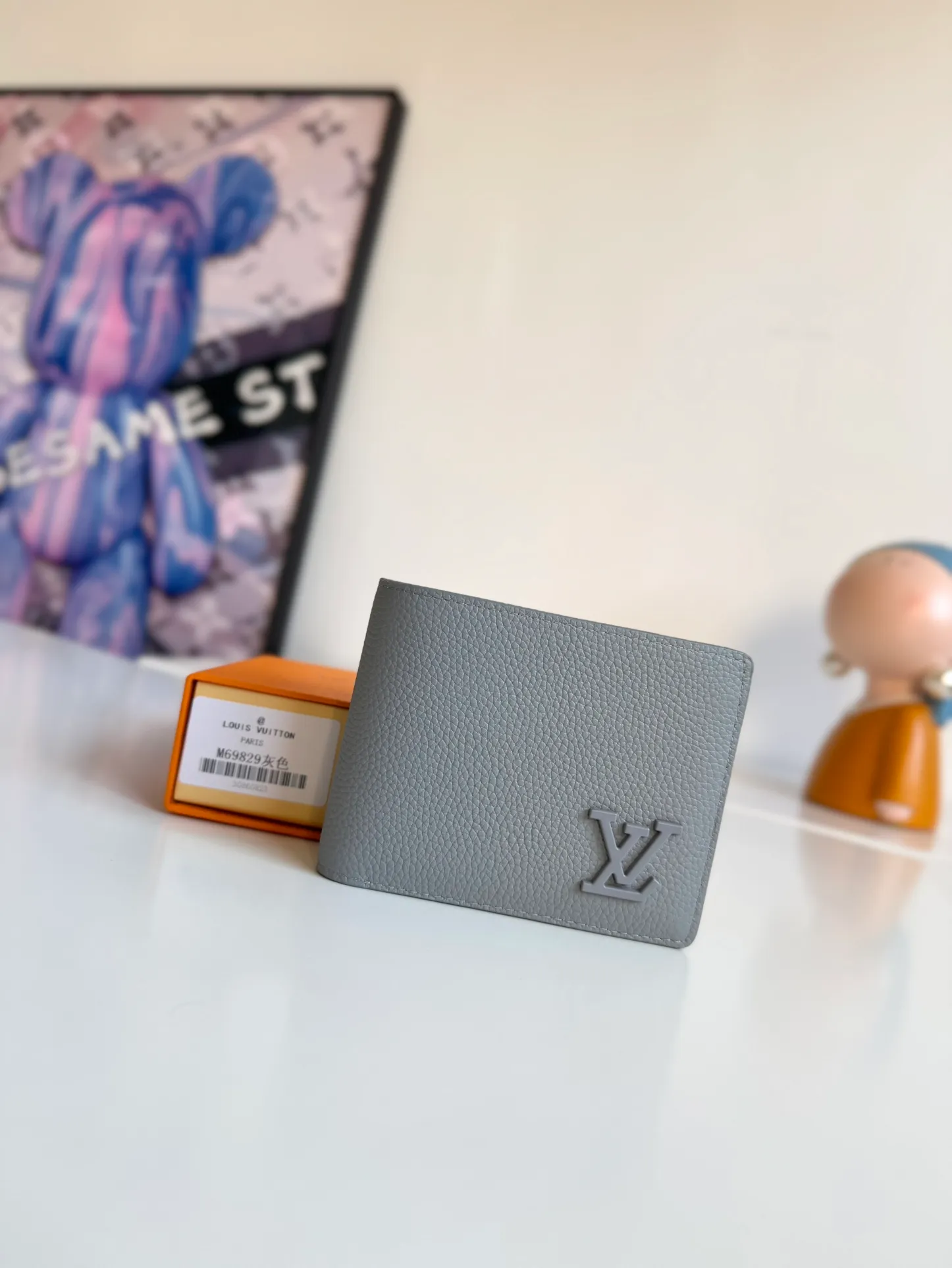 P360🇫🇷Overseas original single M69829 gray exclusive real shot! The LV Aerogram Multiple Wallet puts a new spin on a classic design. Exquisite craftsmanship gives the cow leather a rich grain texture, and the metal LV letters mark the brand identity. It can be easily matched with LV Aerogram series handbags. Size: 11.5×9×1.5cm