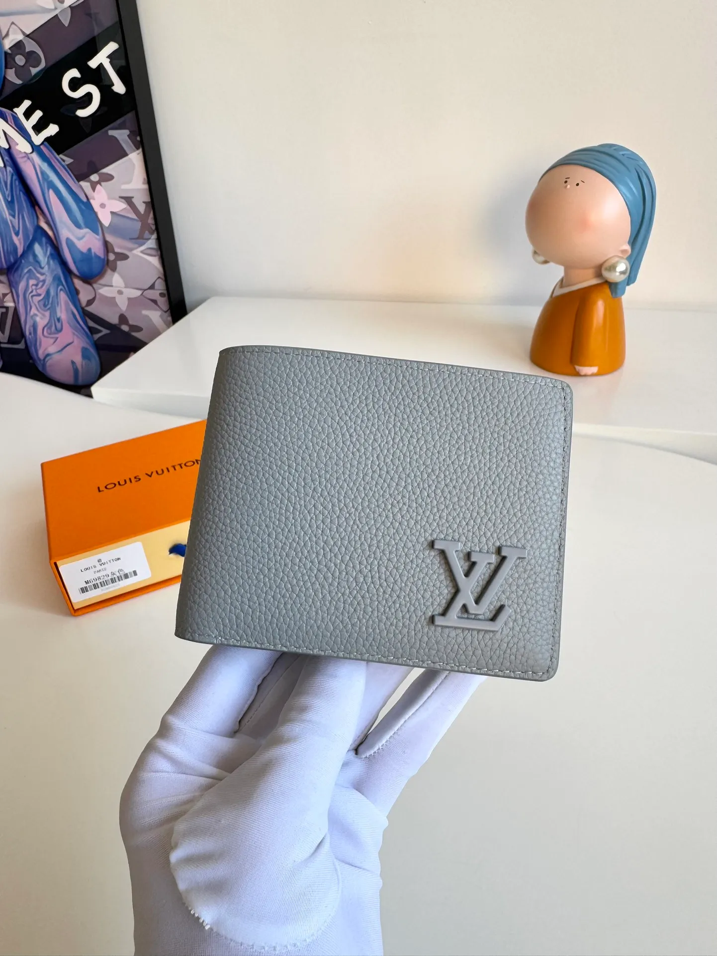 P360🇫🇷Overseas original single M69829 gray exclusive real shot! The LV Aerogram Multiple Wallet puts a new spin on a classic design. Exquisite craftsmanship gives the cow leather a rich grain texture, and the metal LV letters mark the brand identity. It can be easily matched with LV Aerogram series handbags. Size: 11.5×9×1.5cm