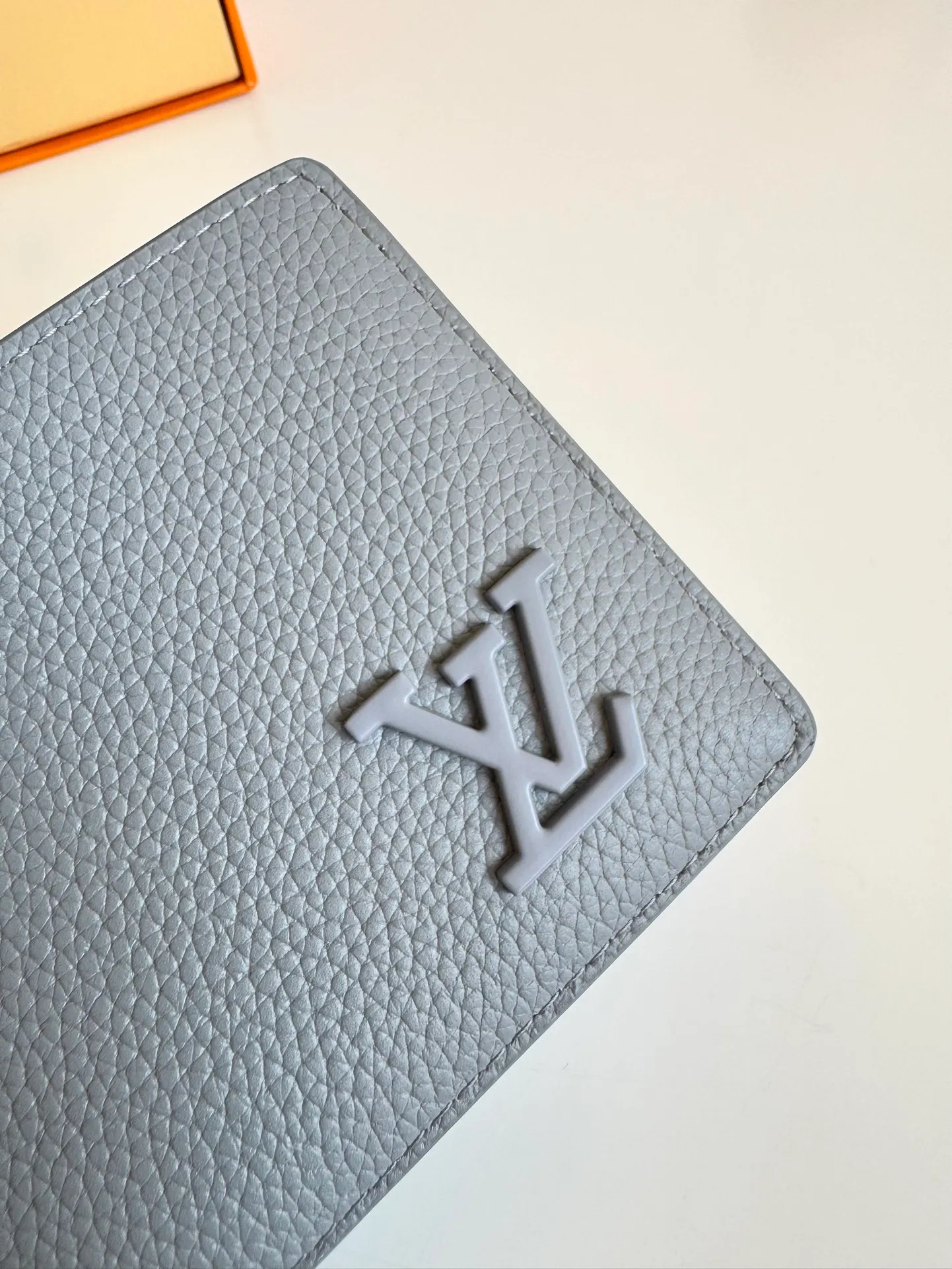 P360🇫🇷Overseas original single M69829 gray exclusive real shot! The LV Aerogram Multiple Wallet puts a new spin on a classic design. Exquisite craftsmanship gives the cow leather a rich grain texture, and the metal LV letters mark the brand identity. It can be easily matched with LV Aerogram series handbags. Size: 11.5×9×1.5cm