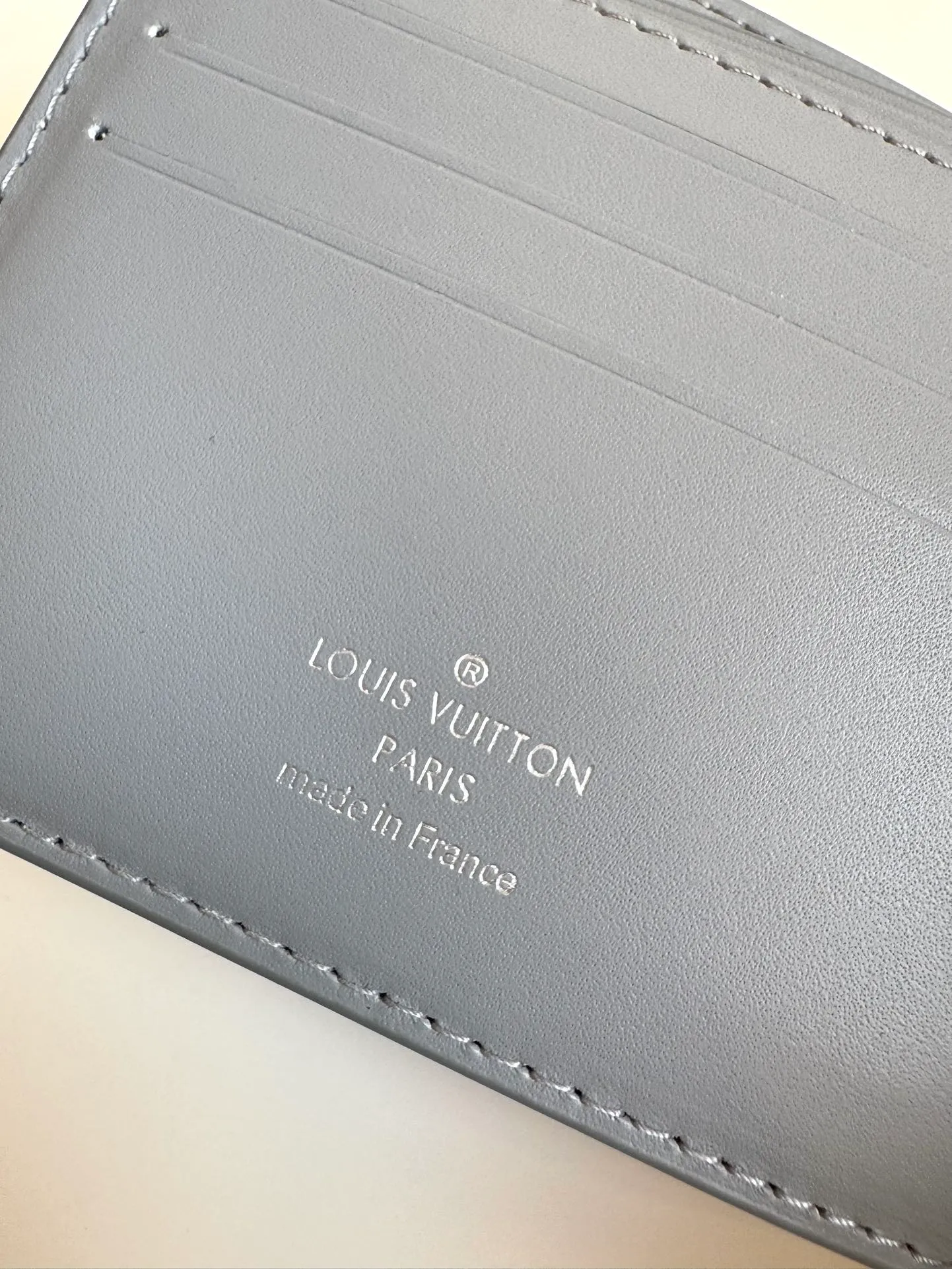 P360🇫🇷Overseas original single M69829 gray exclusive real shot! The LV Aerogram Multiple Wallet puts a new spin on a classic design. Exquisite craftsmanship gives the cow leather a rich grain texture, and the metal LV letters mark the brand identity. It can be easily matched with LV Aerogram series handbags. Size: 11.5×9×1.5cm