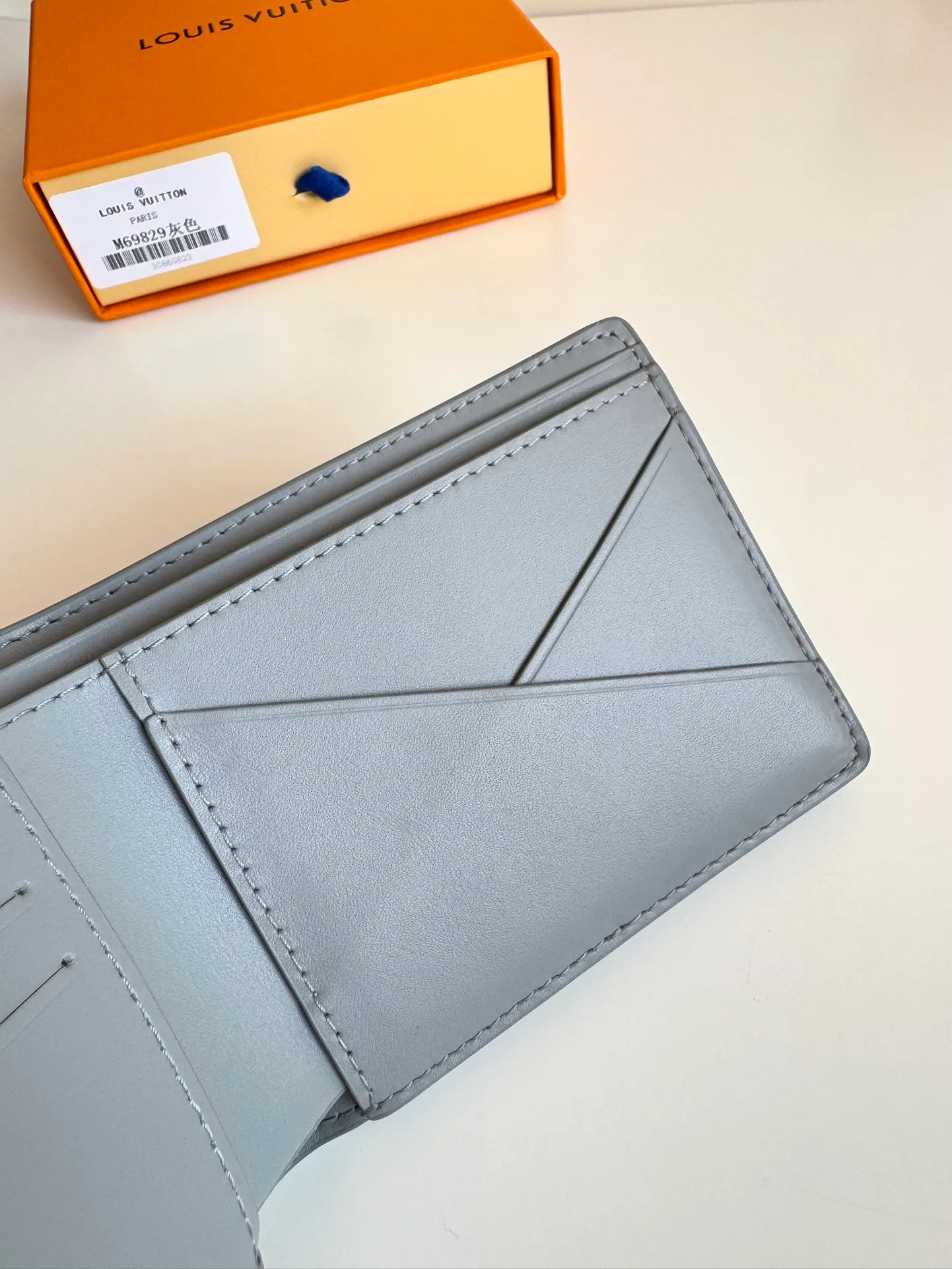 P360🇫🇷Overseas original single M69829 gray exclusive real shot! The LV Aerogram Multiple Wallet puts a new spin on a classic design. Exquisite craftsmanship gives the cow leather a rich grain texture, and the metal LV letters mark the brand identity. It can be easily matched with LV Aerogram series handbags. Size: 11.5×9×1.5cm