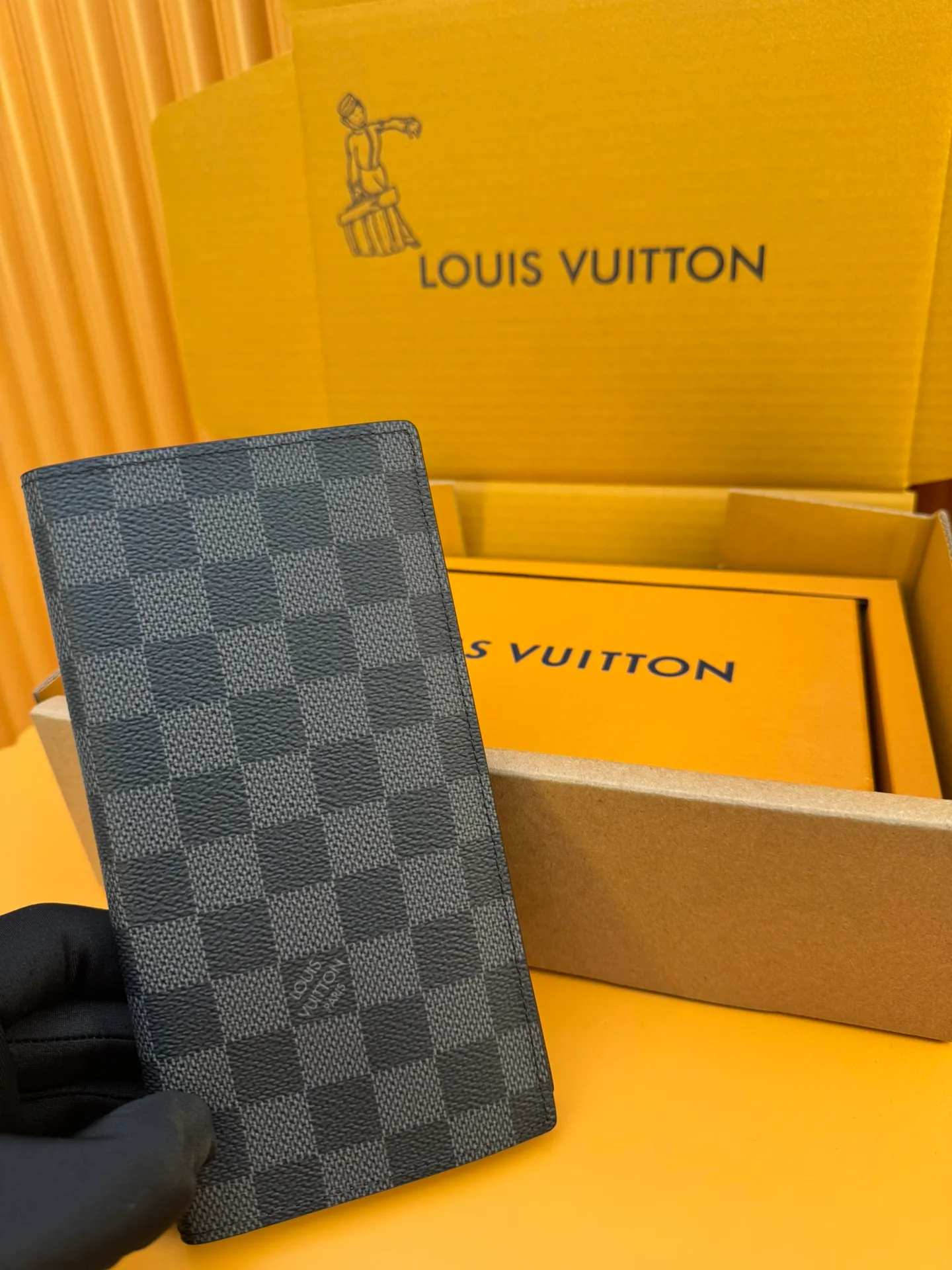 N62665 "Special Duty Free" ♻️[Official special edition·First class material·All steel hardware·French chip·Full set of packaging] This Brazza wallet made of canvas exudes unstoppable masculinity. It's spacious and functional and can easily be stowed away in a coat pocket. Can hold change, credit cards and banknotes. 19x10x2cm 💰600