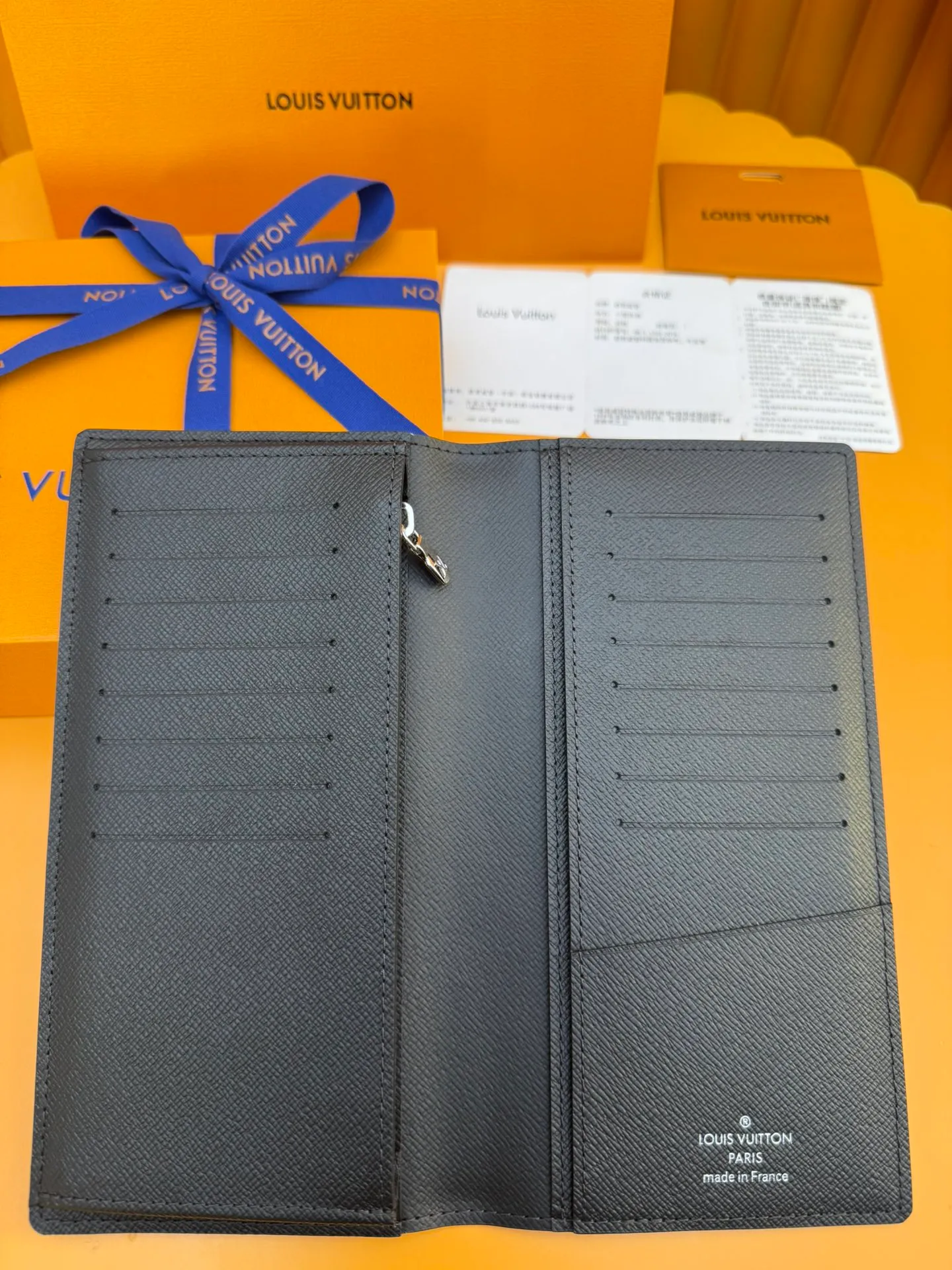 N62665 "Special Duty Free" ♻️[Official special edition·First class material·All steel hardware·French chip·Full set of packaging] This Brazza wallet made of canvas exudes unstoppable masculinity. It's spacious and functional and can easily be stowed away in a coat pocket. Can hold change, credit cards and banknotes. 19x10x2cm 💰600