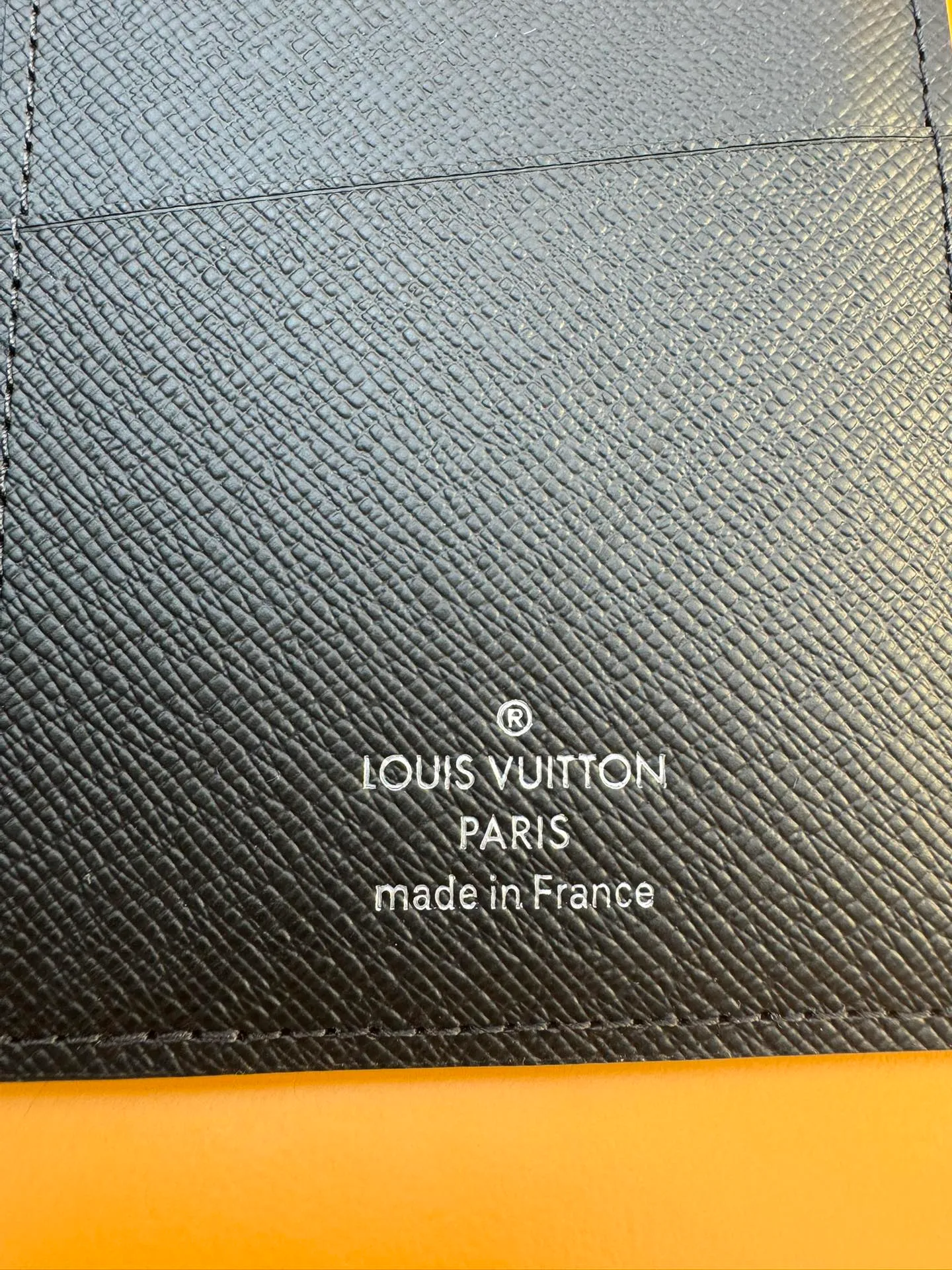 N62665 "Special Duty Free" ♻️[Official special edition·First class material·All steel hardware·French chip·Full set of packaging] This Brazza wallet made of canvas exudes unstoppable masculinity. It's spacious and functional and can easily be stowed away in a coat pocket. Can hold change, credit cards and banknotes. 19x10x2cm 💰600