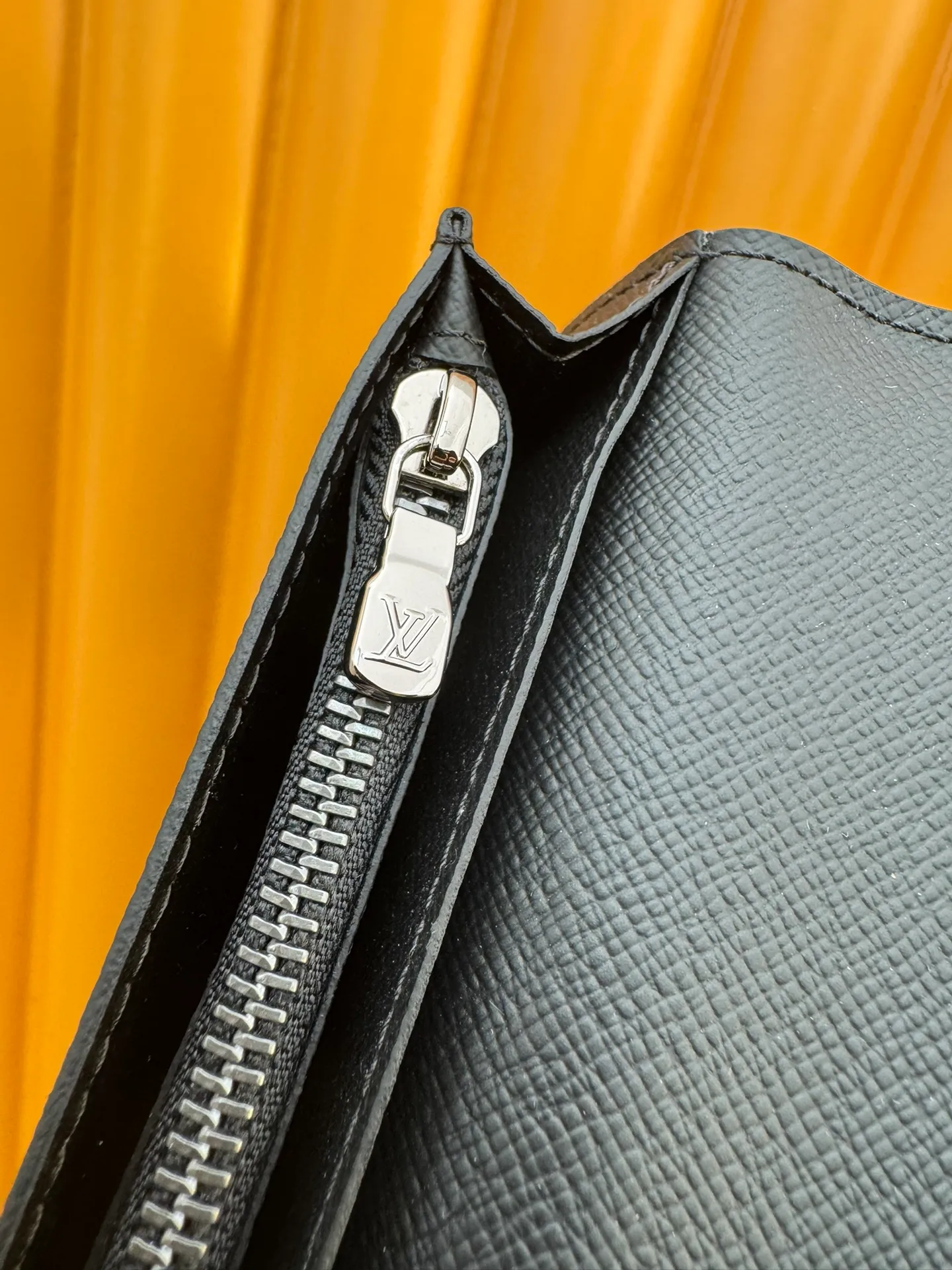 N62665 "Special Duty Free" ♻️[Official special edition·First class material·All steel hardware·French chip·Full set of packaging] This Brazza wallet made of canvas exudes unstoppable masculinity. It's spacious and functional and can easily be stowed away in a coat pocket. Can hold change, credit cards and banknotes. 19x10x2cm 💰600