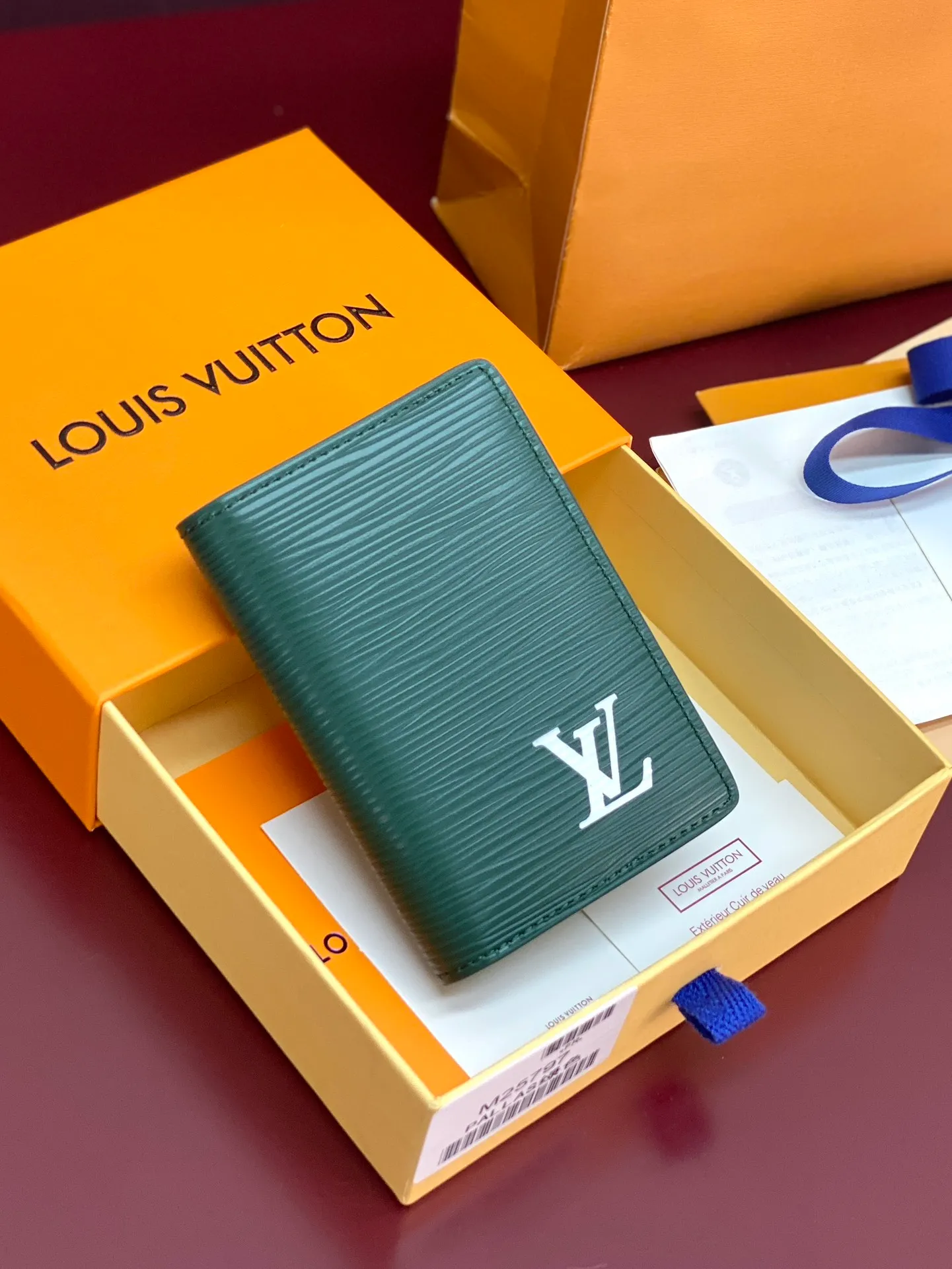 M25797 Green! 🐸Pocket wallet, this pocket wallet is made of grained Epi leather dip-dyed in bright colors, and its fine embossing combines artistic beauty and tough texture. The LV letters on the front and inner stripes are rich in details, and the inner and outer pockets and card slots complete functional considerations.  11 x 1 x 8 cm (height x width x length). 💰360