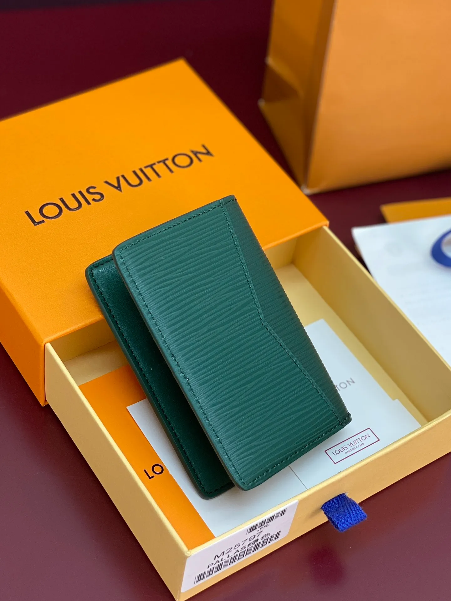M25797 Green! 🐸Pocket wallet, this pocket wallet is made of grained Epi leather dip-dyed in bright colors, and its fine embossing combines artistic beauty and tough texture. The LV letters on the front and inner stripes are rich in details, and the inner and outer pockets and card slots complete functional considerations.  11 x 1 x 8 cm (height x width x length). 💰360