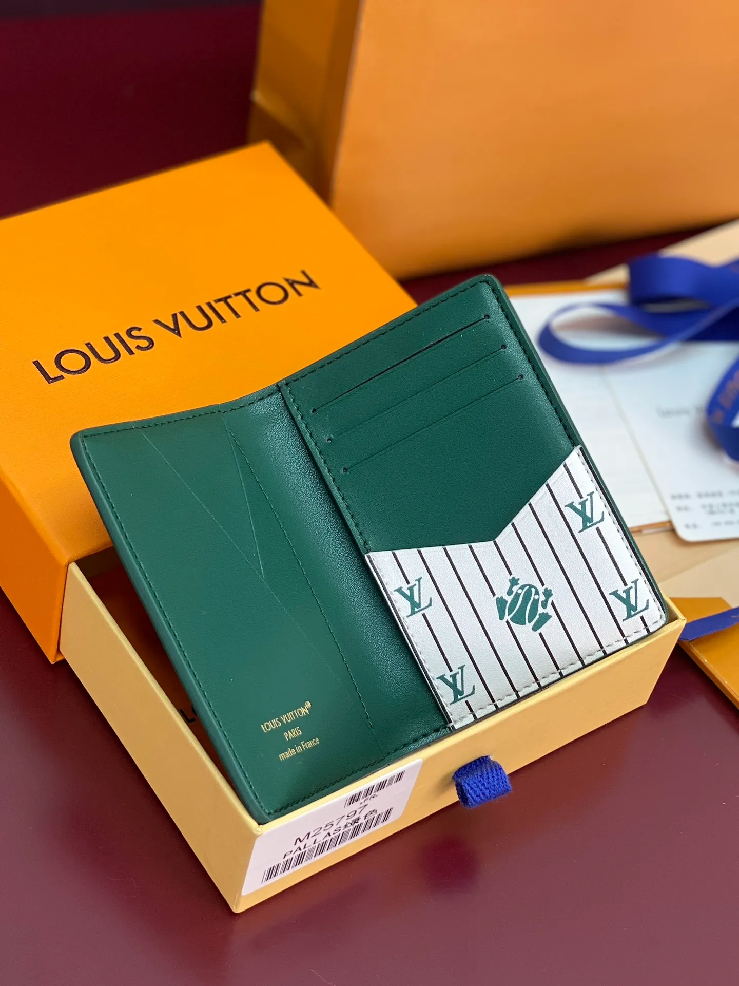 M25797 Green! 🐸Pocket wallet, this pocket wallet is made of grained Epi leather dip-dyed in bright colors, and its fine embossing combines artistic beauty and tough texture. The LV letters on the front and inner stripes are rich in details, and the inner and outer pockets and card slots complete functional considerations.  11 x 1 x 8 cm (height x width x length). 💰360