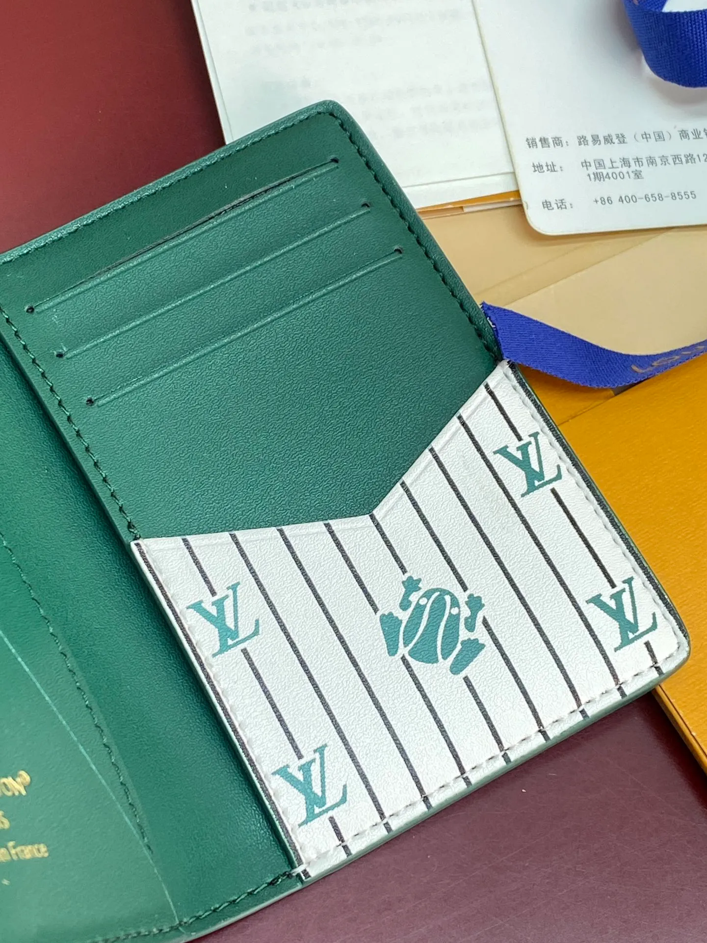 M25797 Green! 🐸Pocket wallet, this pocket wallet is made of grained Epi leather dip-dyed in bright colors, and its fine embossing combines artistic beauty and tough texture. The LV letters on the front and inner stripes are rich in details, and the inner and outer pockets and card slots complete functional considerations.  11 x 1 x 8 cm (height x width x length). 💰360