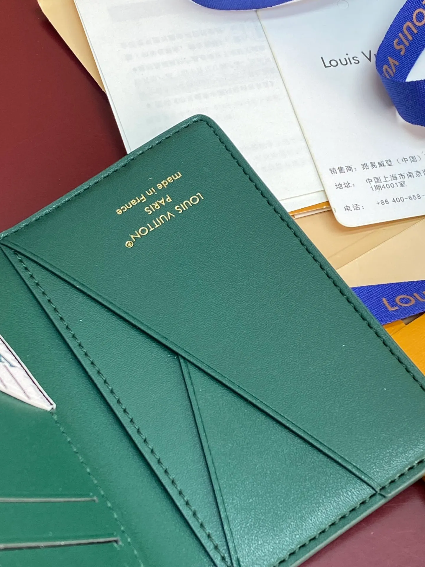 M25797 Green! 🐸Pocket wallet, this pocket wallet is made of grained Epi leather dip-dyed in bright colors, and its fine embossing combines artistic beauty and tough texture. The LV letters on the front and inner stripes are rich in details, and the inner and outer pockets and card slots complete functional considerations.  11 x 1 x 8 cm (height x width x length). 💰360