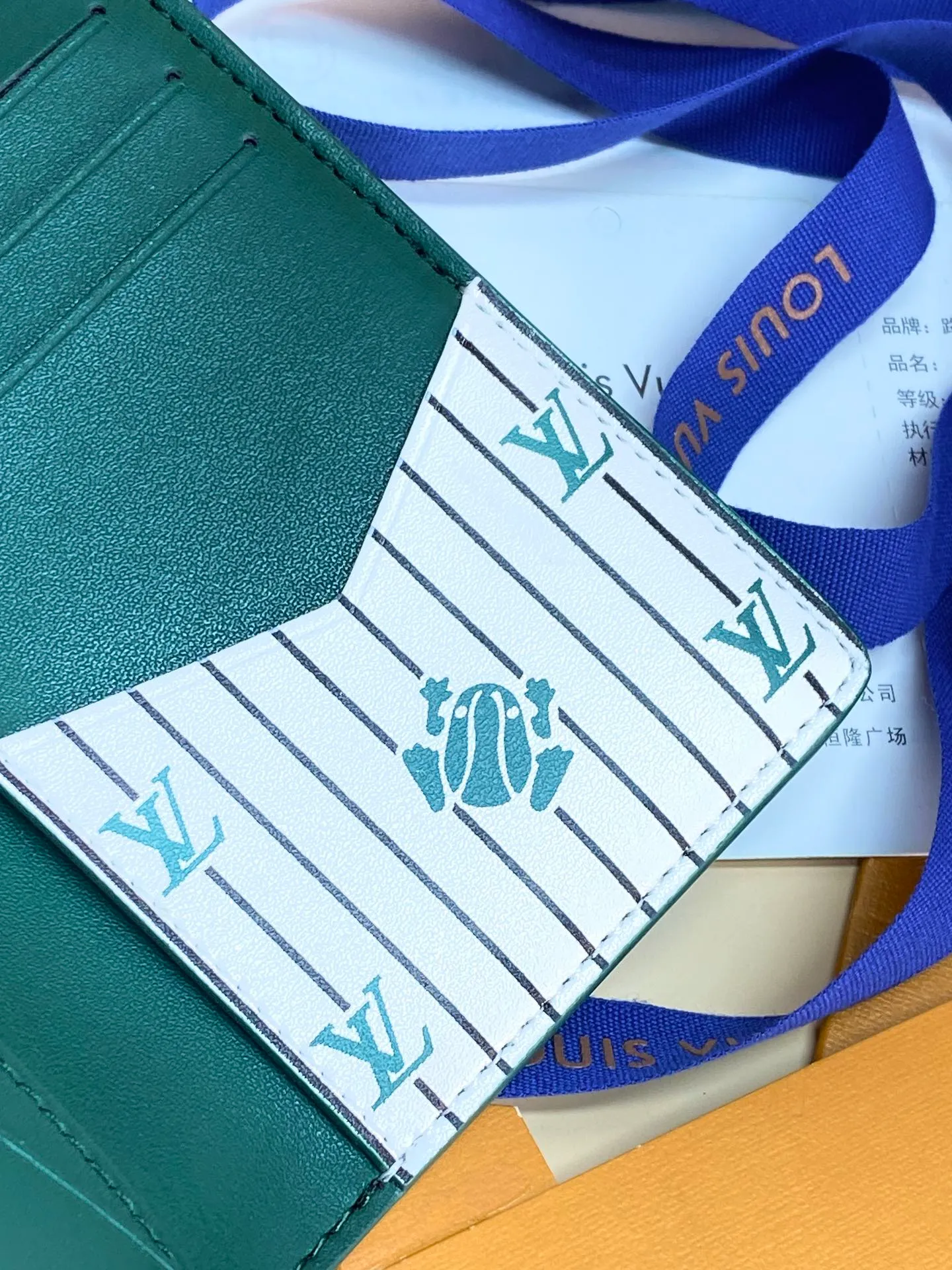 M25797 Green! 🐸Pocket wallet, this pocket wallet is made of grained Epi leather dip-dyed in bright colors, and its fine embossing combines artistic beauty and tough texture. The LV letters on the front and inner stripes are rich in details, and the inner and outer pockets and card slots complete functional considerations.  11 x 1 x 8 cm (height x width x length). 💰360