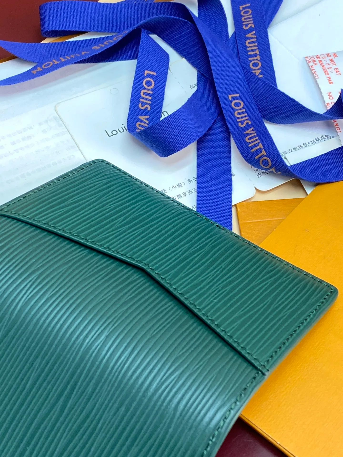 M25797 Green! 🐸Pocket wallet, this pocket wallet is made of grained Epi leather dip-dyed in bright colors, and its fine embossing combines artistic beauty and tough texture. The LV letters on the front and inner stripes are rich in details, and the inner and outer pockets and card slots complete functional considerations.  11 x 1 x 8 cm (height x width x length). 💰360