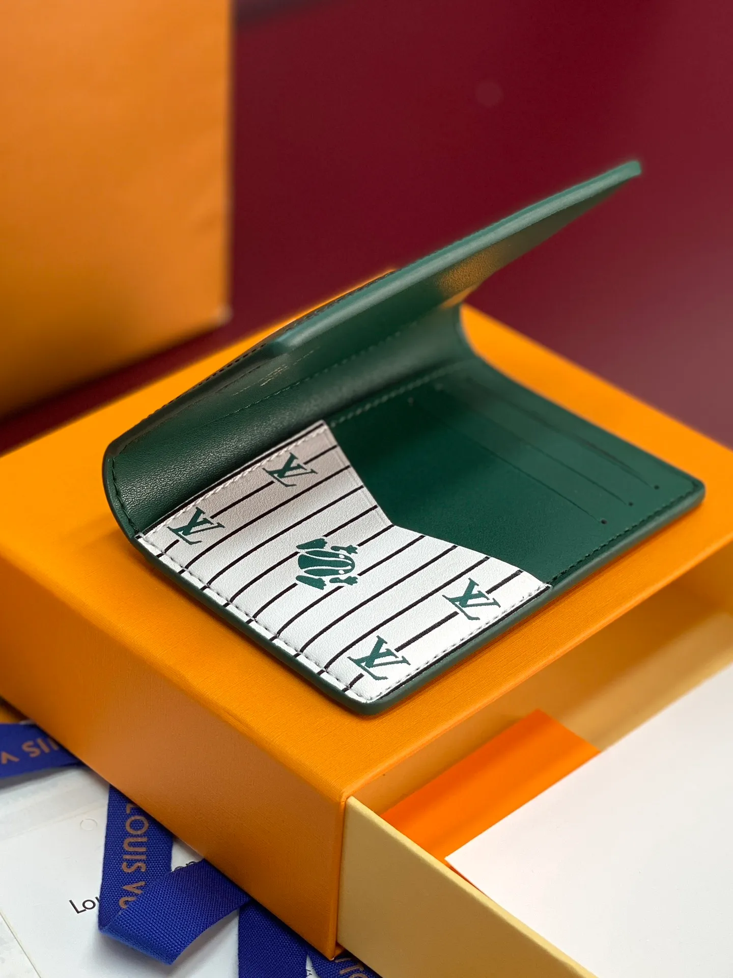 M25797 Green! 🐸Pocket wallet, this pocket wallet is made of grained Epi leather dip-dyed in bright colors, and its fine embossing combines artistic beauty and tough texture. The LV letters on the front and inner stripes are rich in details, and the inner and outer pockets and card slots complete functional considerations.  11 x 1 x 8 cm (height x width x length). 💰360