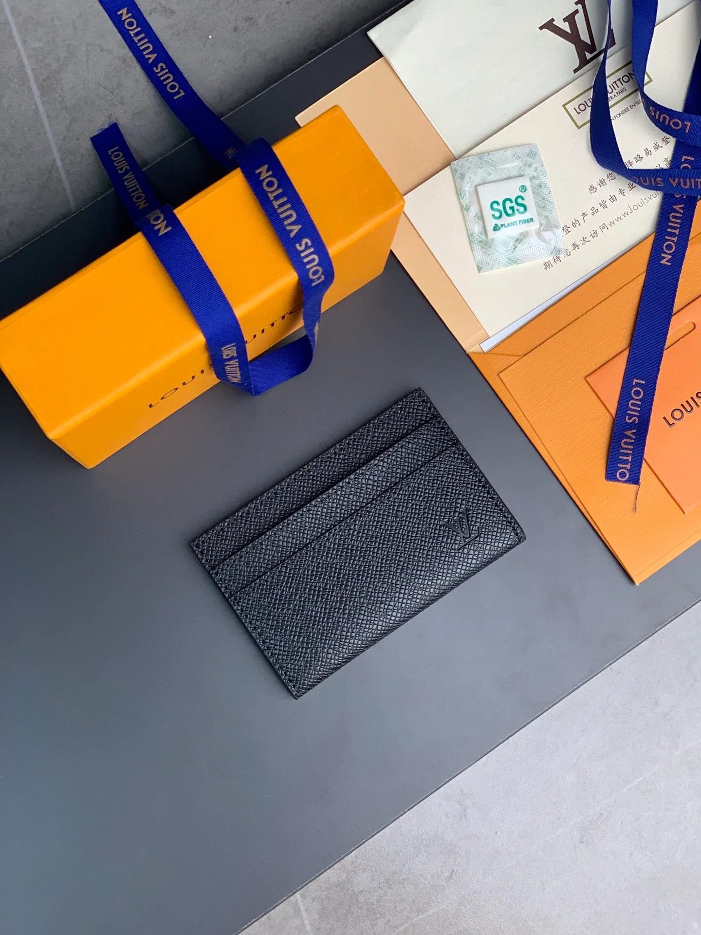 M62170 Crossgrain, this card holder made of new Monogram Eclipse coated canvas material has a beautiful and fashionable style, and is compact in size and can be easily carried in your pocket. Equipped with a central pocket and four slots for storing credit cards, plane and bus tickets, and business cards. Dimensions: 11.0 x 7.0 x 1.5 cm (length x height x width) 💰260