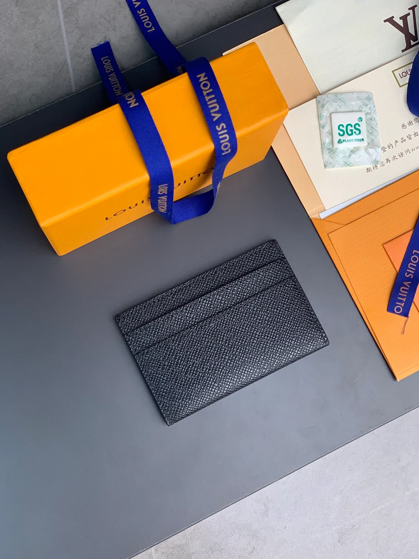 M62170 Crossgrain, this card holder made of new Monogram Eclipse coated canvas material has a beautiful and fashionable style, and is compact in size and can be easily carried in your pocket. Equipped with a central pocket and four slots for storing credit cards, plane and bus tickets, and business cards. Dimensions: 11.0 x 7.0 x 1.5 cm (length x height x width) 💰260