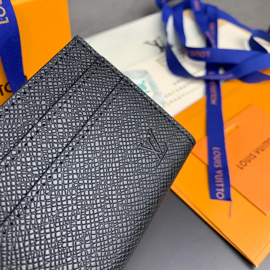 M62170 Crossgrain, this card holder made of new Monogram Eclipse coated canvas material has a beautiful and fashionable style, and is compact in size and can be easily carried in your pocket. Equipped with a central pocket and four slots for storing credit cards, plane and bus tickets, and business cards. Dimensions: 11.0 x 7.0 x 1.5 cm (length x height x width) 💰260
