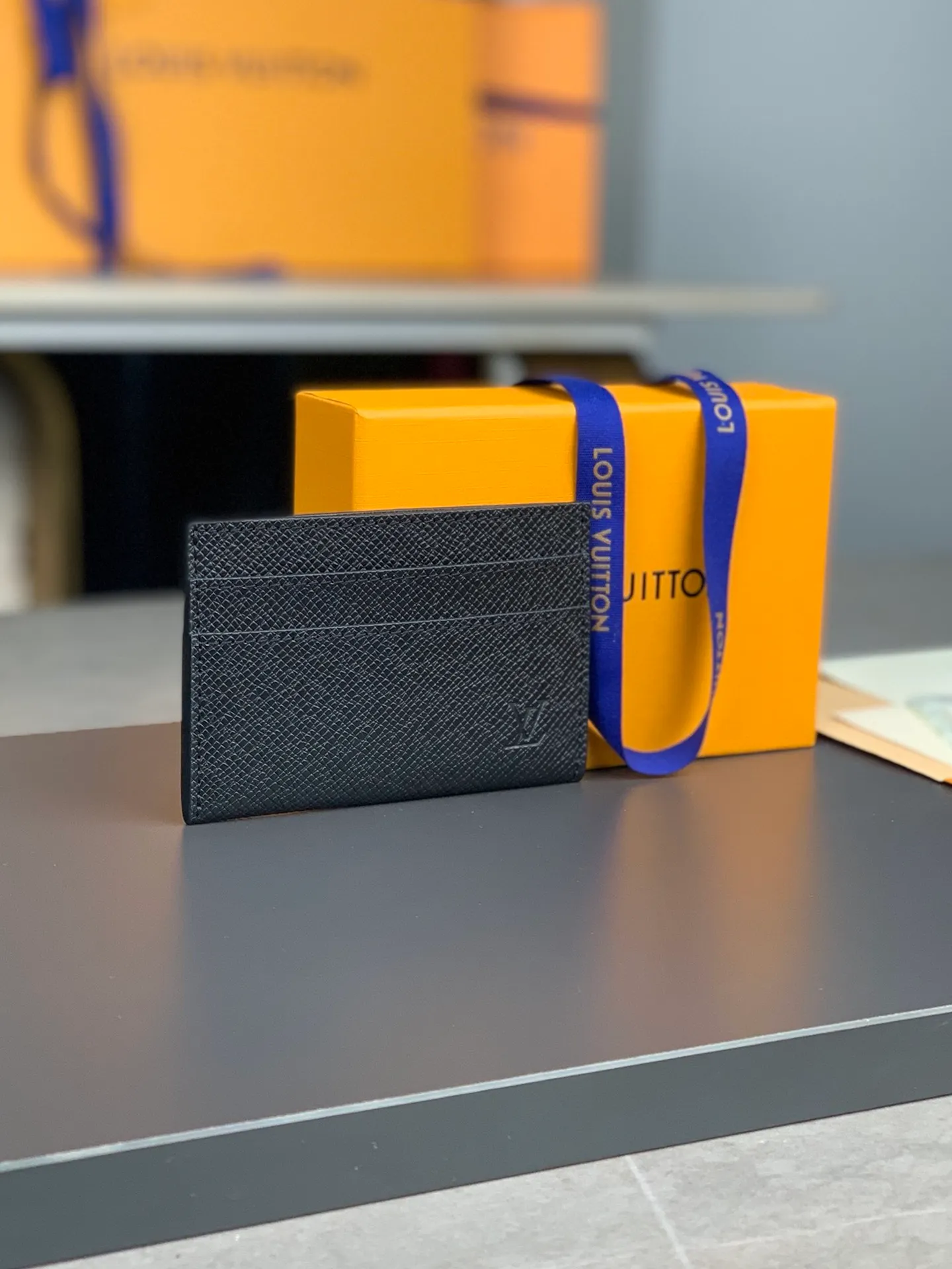 M62170 Crossgrain, this card holder made of new Monogram Eclipse coated canvas material has a beautiful and fashionable style, and is compact in size and can be easily carried in your pocket. Equipped with a central pocket and four slots for storing credit cards, plane and bus tickets, and business cards. Dimensions: 11.0 x 7.0 x 1.5 cm (length x height x width) 💰260