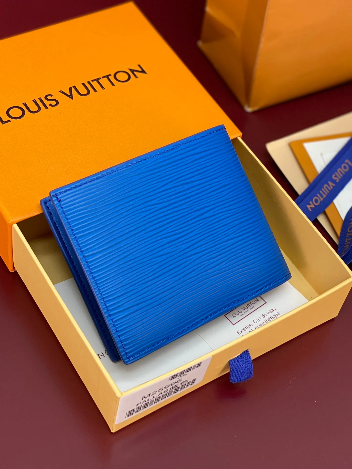 M25996 blue! 🐢 This wallet is very modern and elegant, made of soft Epi leather, extremely functional, easy to carry, and can be easily stored in a back pocket or handbag. 11x9x2cm. 💰380