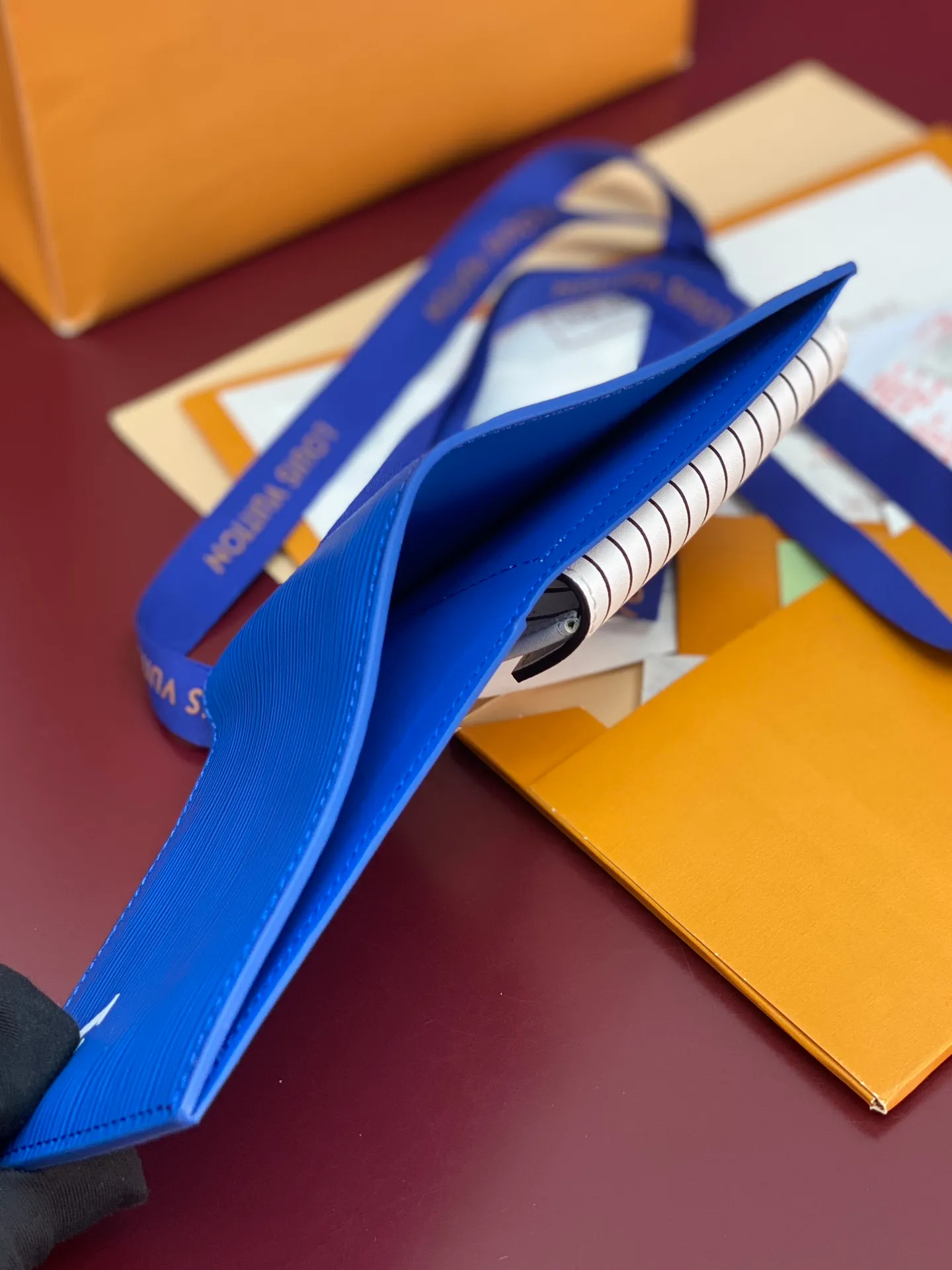 M25996 blue! 🐢 This wallet is very modern and elegant, made of soft Epi leather, extremely functional, easy to carry, and can be easily stored in a back pocket or handbag. 11x9x2cm. 💰380