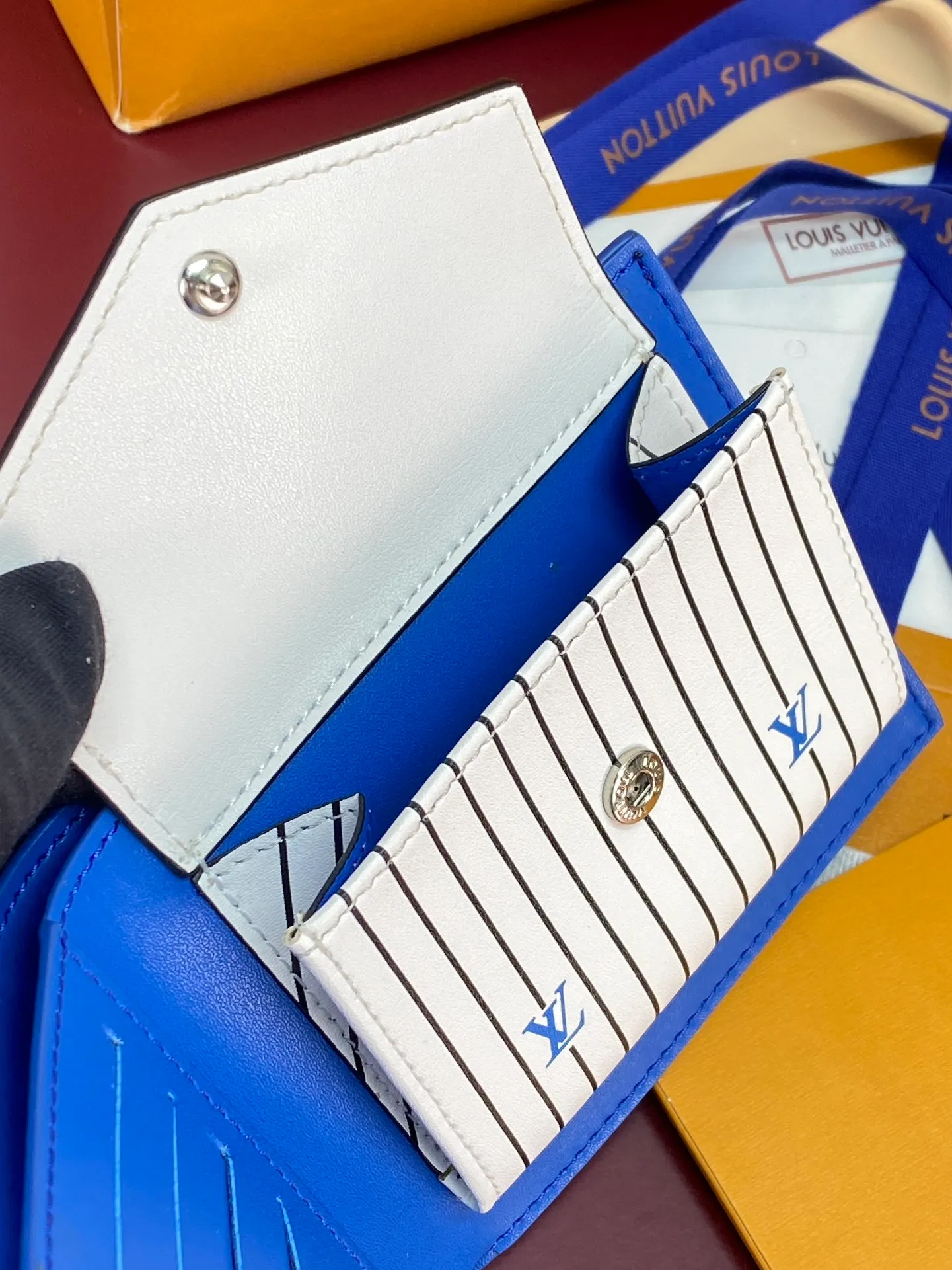 M25996 blue! 🐢 This wallet is very modern and elegant, made of soft Epi leather, extremely functional, easy to carry, and can be easily stored in a back pocket or handbag. 11x9x2cm. 💰380