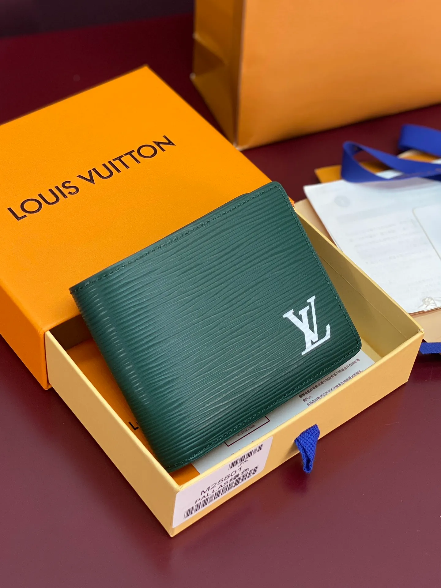 M25801 Green! 🐸MULTIPLE Wallet, this Multiple wallet is made of Epi cow leather with a unique texture, and then a sophisticated inner layer is constructed of cow leather and printed leather. The compact size includes card slots, pockets and compartments, making it a perfect choice for everyday travel.  9 x 1.5 x 11.5 cm (H x W x Length). 💰380