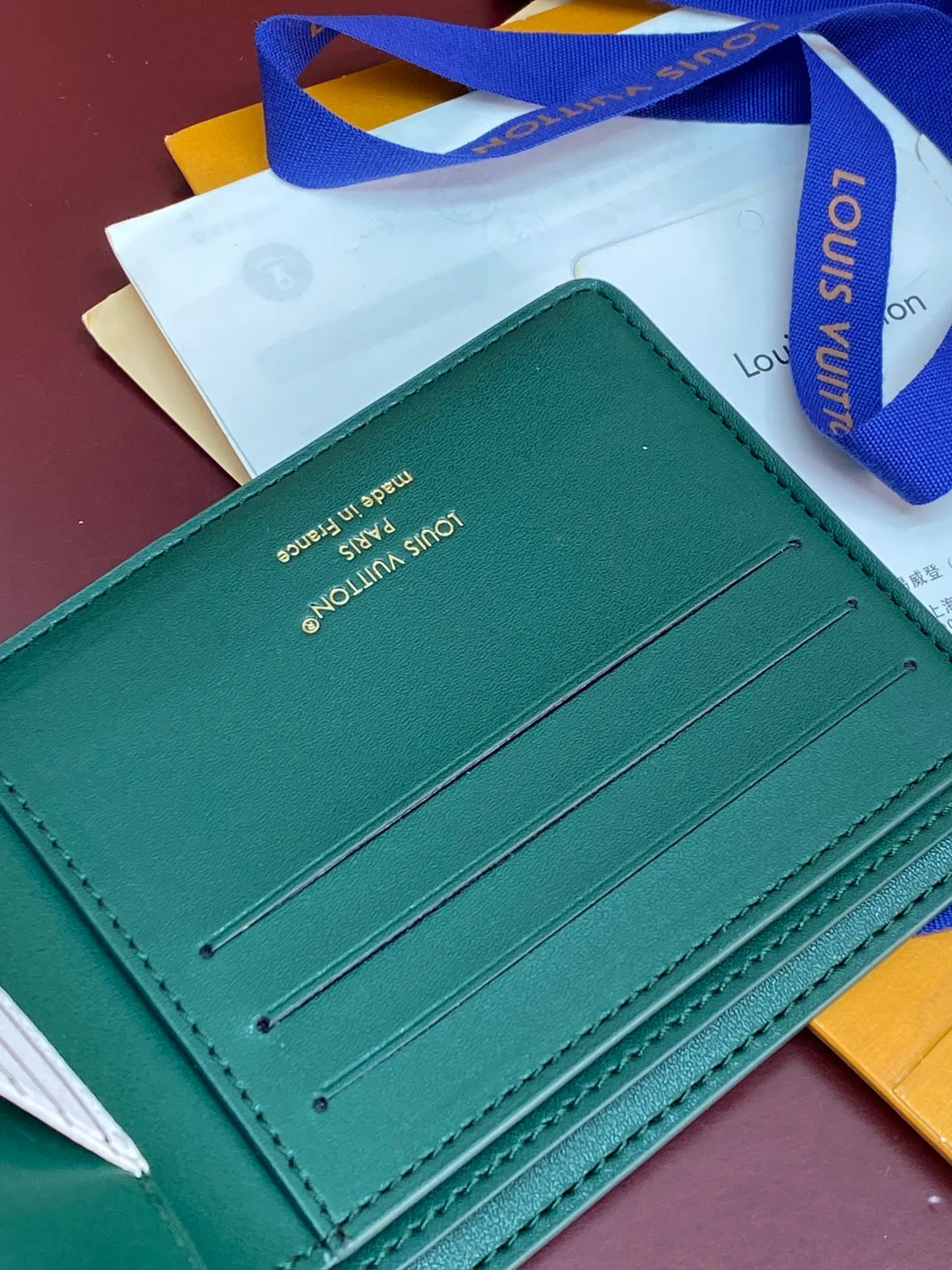 M25801 Green! 🐸MULTIPLE Wallet, this Multiple wallet is made of Epi cow leather with a unique texture, and then a sophisticated inner layer is constructed of cow leather and printed leather. The compact size includes card slots, pockets and compartments, making it a perfect choice for everyday travel.  9 x 1.5 x 11.5 cm (H x W x Length). 💰380