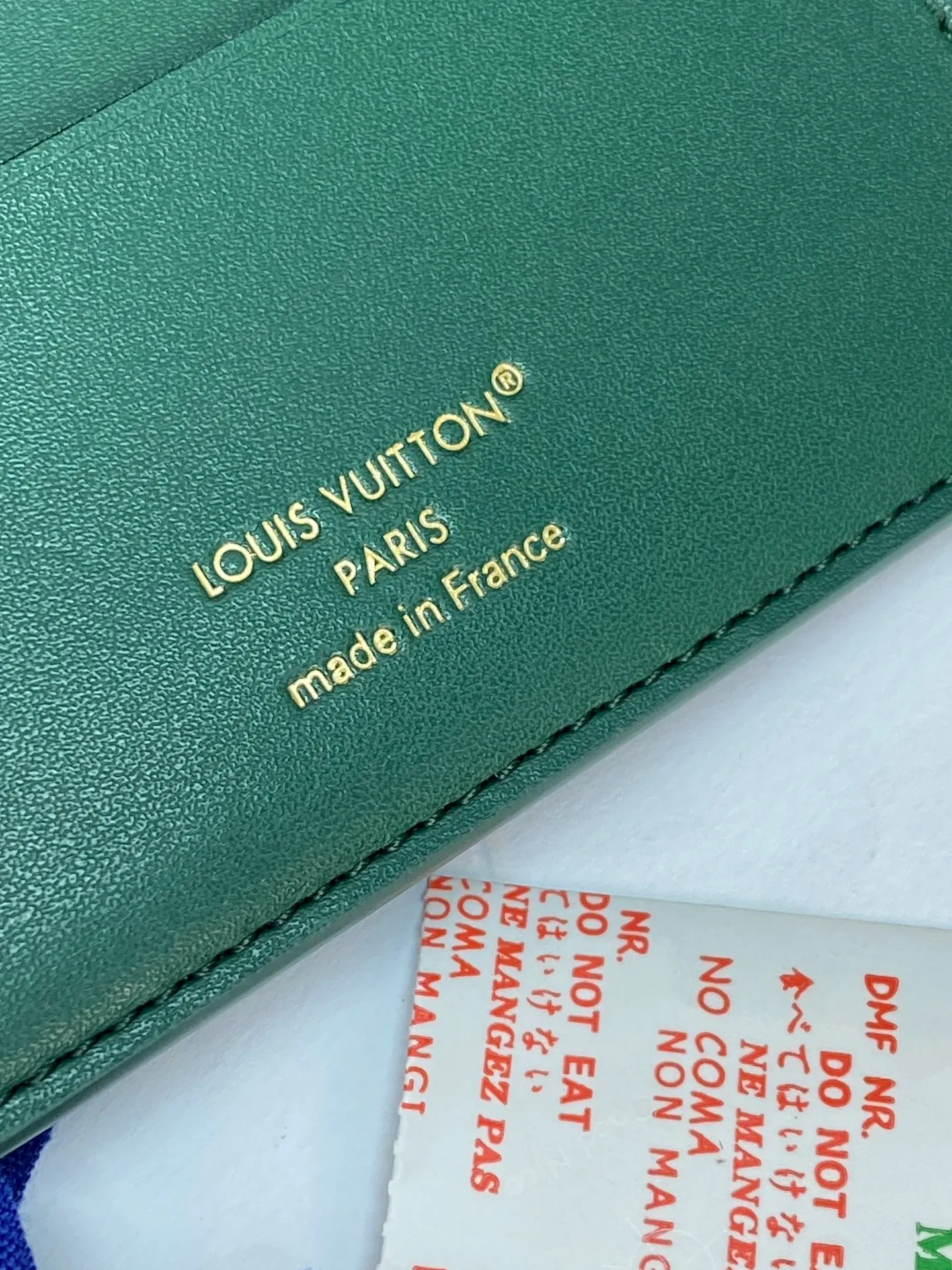 M25801 Green! 🐸MULTIPLE Wallet, this Multiple wallet is made of Epi cow leather with a unique texture, and then a sophisticated inner layer is constructed of cow leather and printed leather. The compact size includes card slots, pockets and compartments, making it a perfect choice for everyday travel.  9 x 1.5 x 11.5 cm (H x W x Length). 💰380