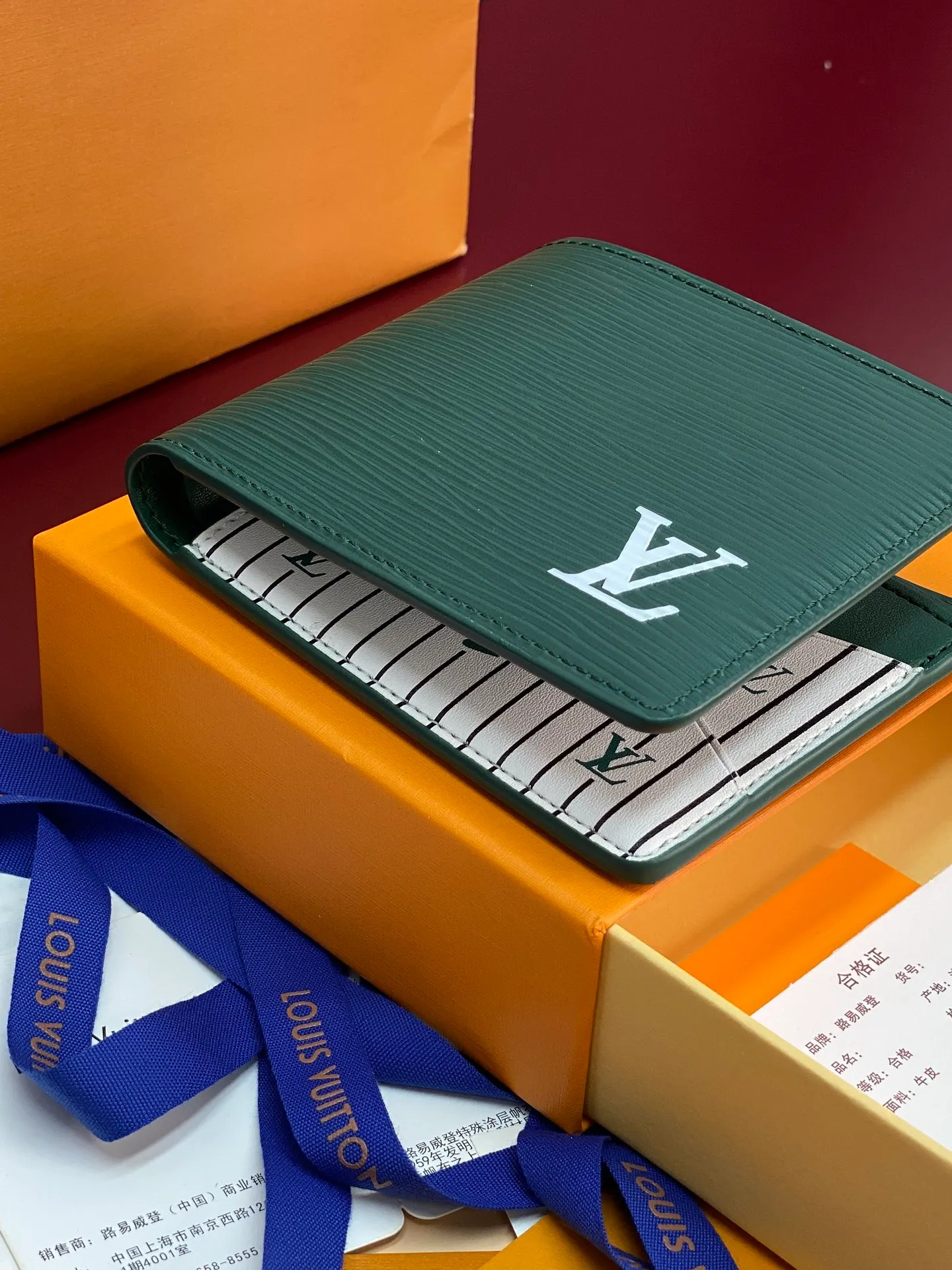 M25801 Green! 🐸MULTIPLE Wallet, this Multiple wallet is made of Epi cow leather with a unique texture, and then a sophisticated inner layer is constructed of cow leather and printed leather. The compact size includes card slots, pockets and compartments, making it a perfect choice for everyday travel.  9 x 1.5 x 11.5 cm (H x W x Length). 💰380