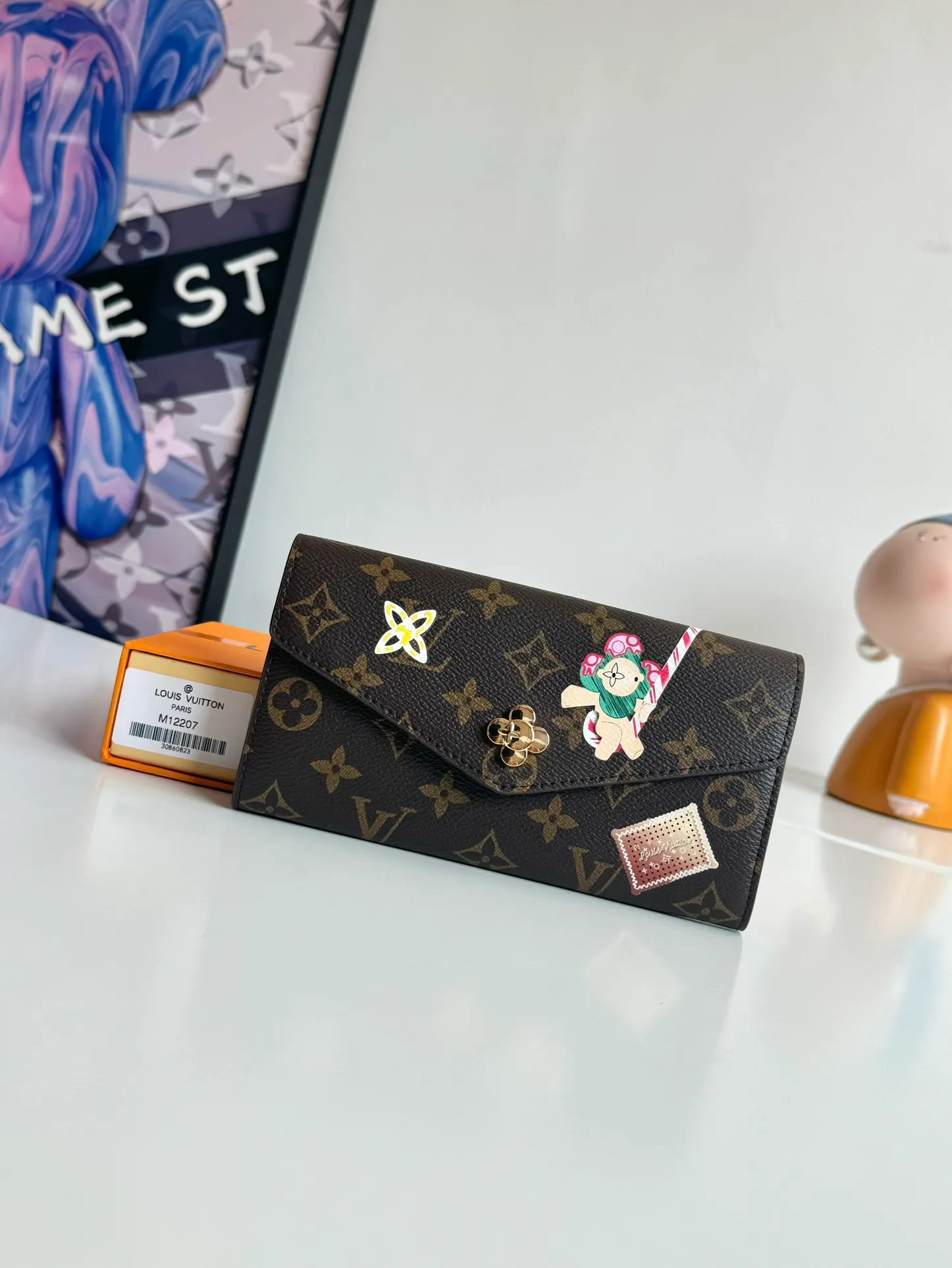 P480🇫🇷Exclusive real shot of overseas original single M12207! Made of elegant Monogram canvas, this envelope-style wallet features the brand's mascot Vivienne showing off the playful charm of the Snow Show collection. It has a unique interior design with various pockets and credit card slots. Size: 19×9.5cm