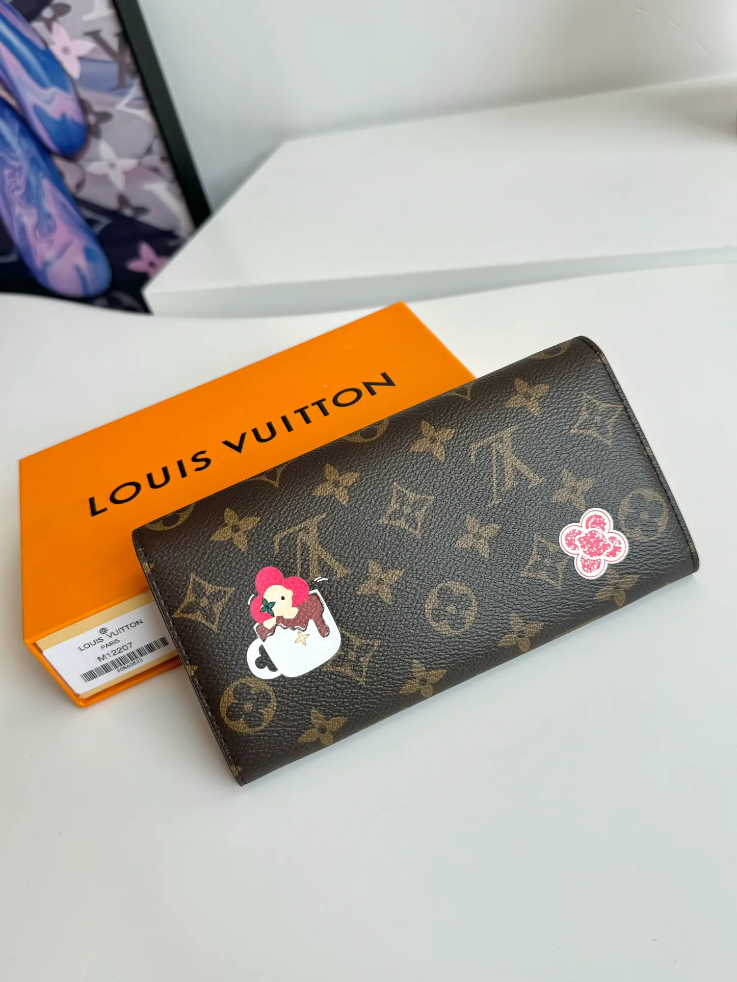 P480🇫🇷Exclusive real shot of overseas original single M12207! Made of elegant Monogram canvas, this envelope-style wallet features the brand's mascot Vivienne showing off the playful charm of the Snow Show collection. It has a unique interior design with various pockets and credit card slots. Size: 19×9.5cm