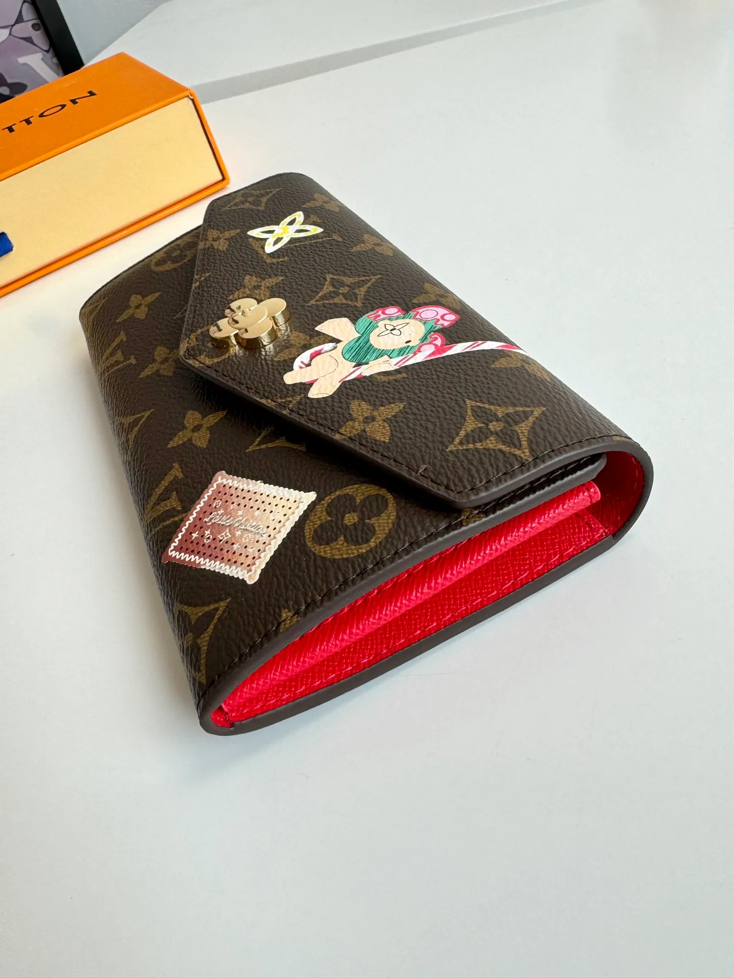 P480🇫🇷Exclusive real shot of overseas original single M12207! Made of elegant Monogram canvas, this envelope-style wallet features the brand's mascot Vivienne showing off the playful charm of the Snow Show collection. It has a unique interior design with various pockets and credit card slots. Size: 19×9.5cm