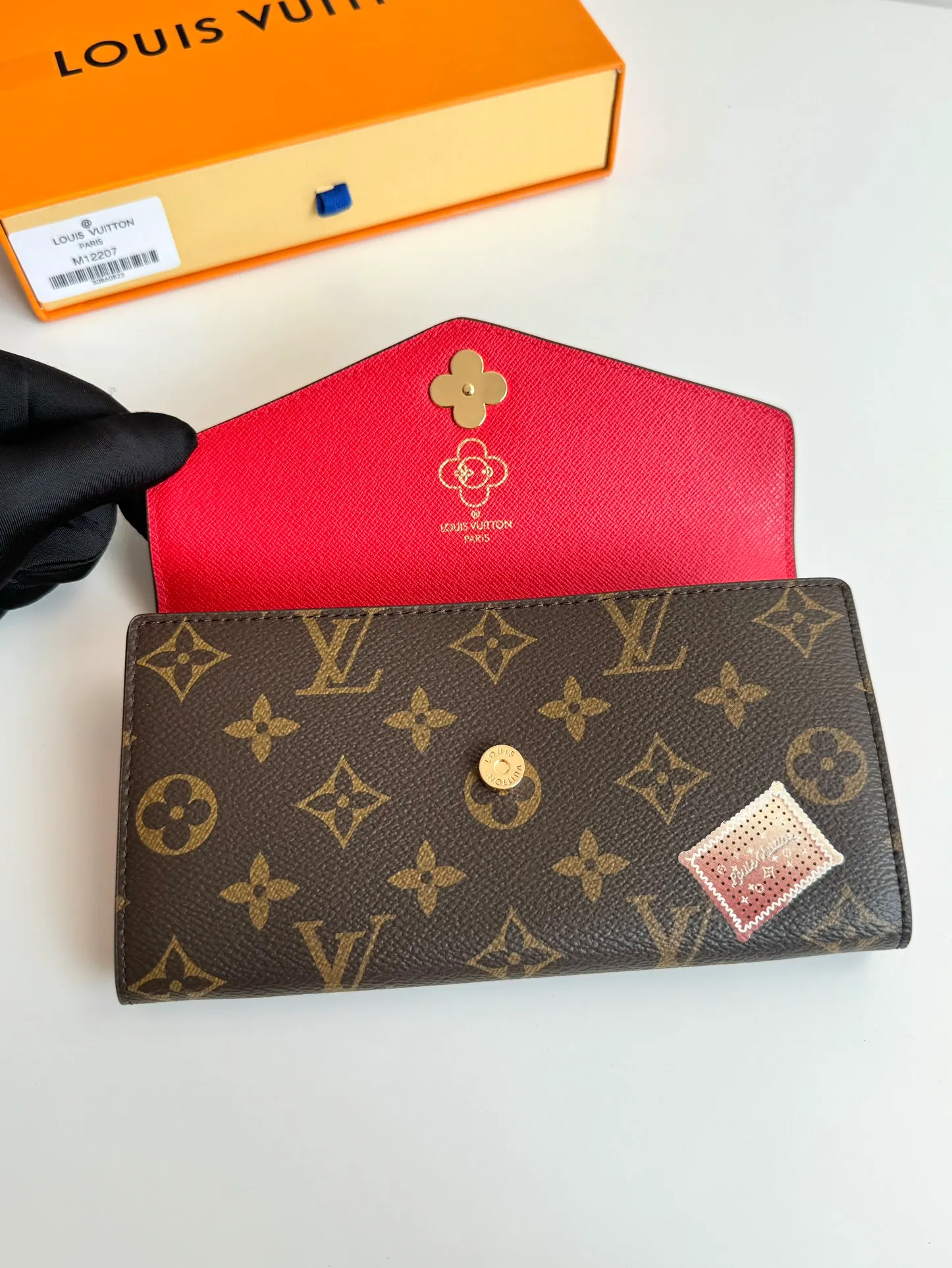 P480🇫🇷Exclusive real shot of overseas original single M12207! Made of elegant Monogram canvas, this envelope-style wallet features the brand's mascot Vivienne showing off the playful charm of the Snow Show collection. It has a unique interior design with various pockets and credit card slots. Size: 19×9.5cm
