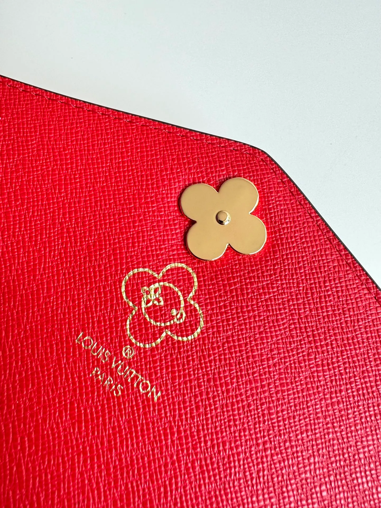 P480🇫🇷Exclusive real shot of overseas original single M12207! Made of elegant Monogram canvas, this envelope-style wallet features the brand's mascot Vivienne showing off the playful charm of the Snow Show collection. It has a unique interior design with various pockets and credit card slots. Size: 19×9.5cm