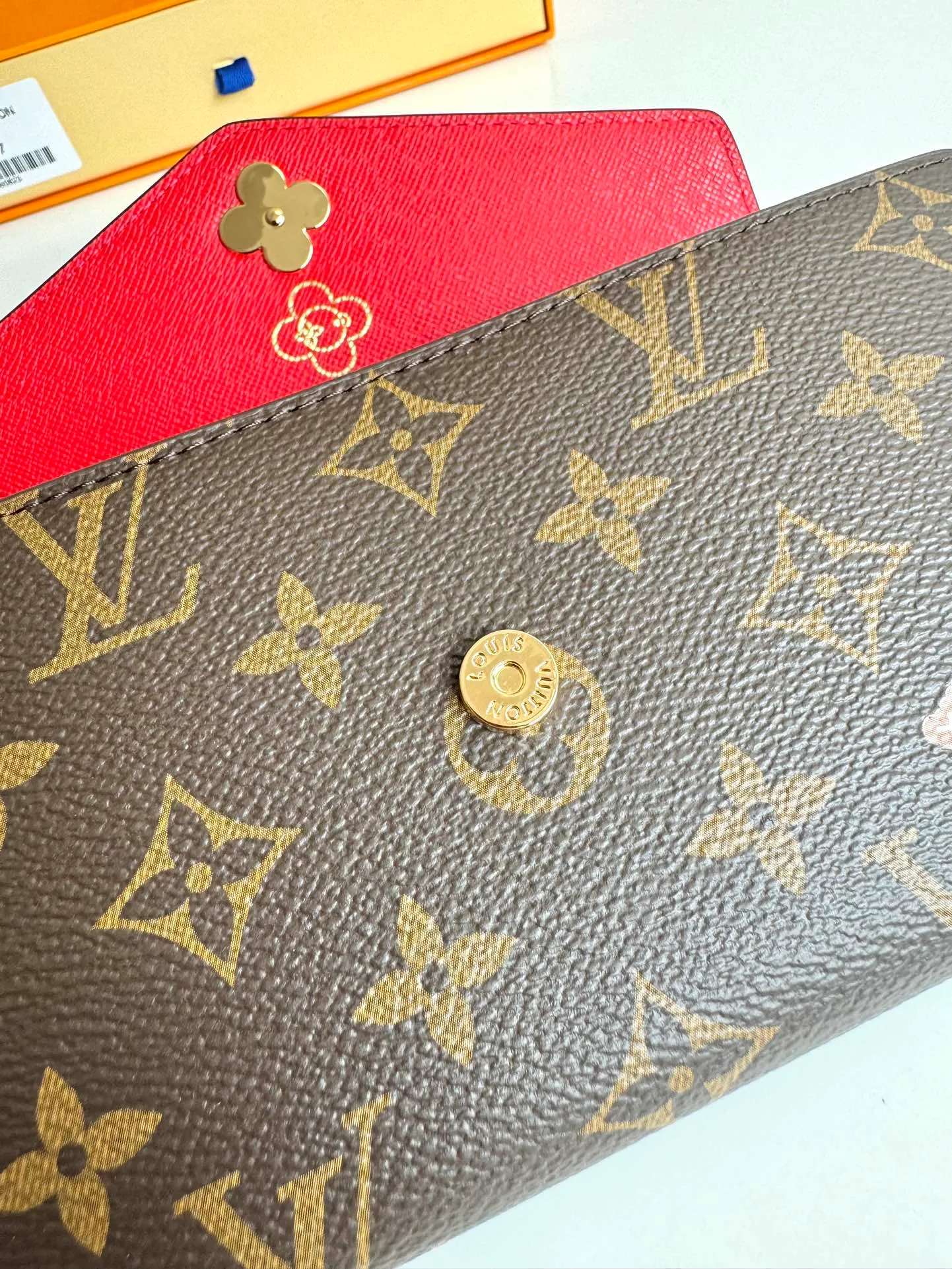 P480🇫🇷Exclusive real shot of overseas original single M12207! Made of elegant Monogram canvas, this envelope-style wallet features the brand's mascot Vivienne showing off the playful charm of the Snow Show collection. It has a unique interior design with various pockets and credit card slots. Size: 19×9.5cm
