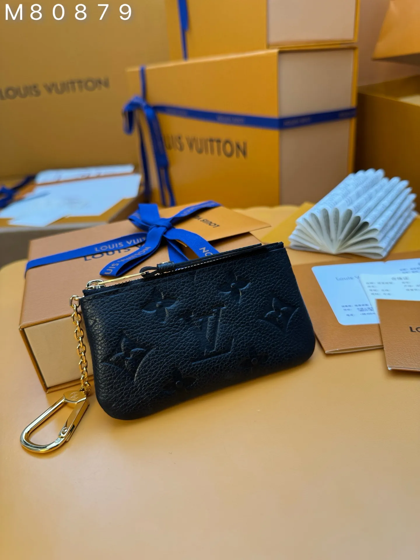 M80879 "Special Duty Free" ♻️ [Official special edition·First-class material·All-steel hardware·Anti-counterfeiting chip·Full set of packaging] This key bag is made of Monogram Empreinte leather embossed with the classic Monogram pattern, which combines practical functions with elegant style. The zipper securely protects cash and cards, and the hook and chain fasten to a bag or belt. 12x7x1.5cm 💰480