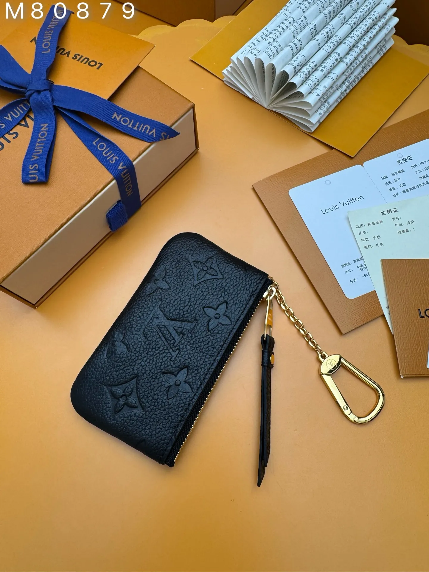M80879 "Special Duty Free" ♻️ [Official special edition·First-class material·All-steel hardware·Anti-counterfeiting chip·Full set of packaging] This key bag is made of Monogram Empreinte leather embossed with the classic Monogram pattern, which combines practical functions with elegant style. The zipper securely protects cash and cards, and the hook and chain fasten to a bag or belt. 12x7x1.5cm 💰480