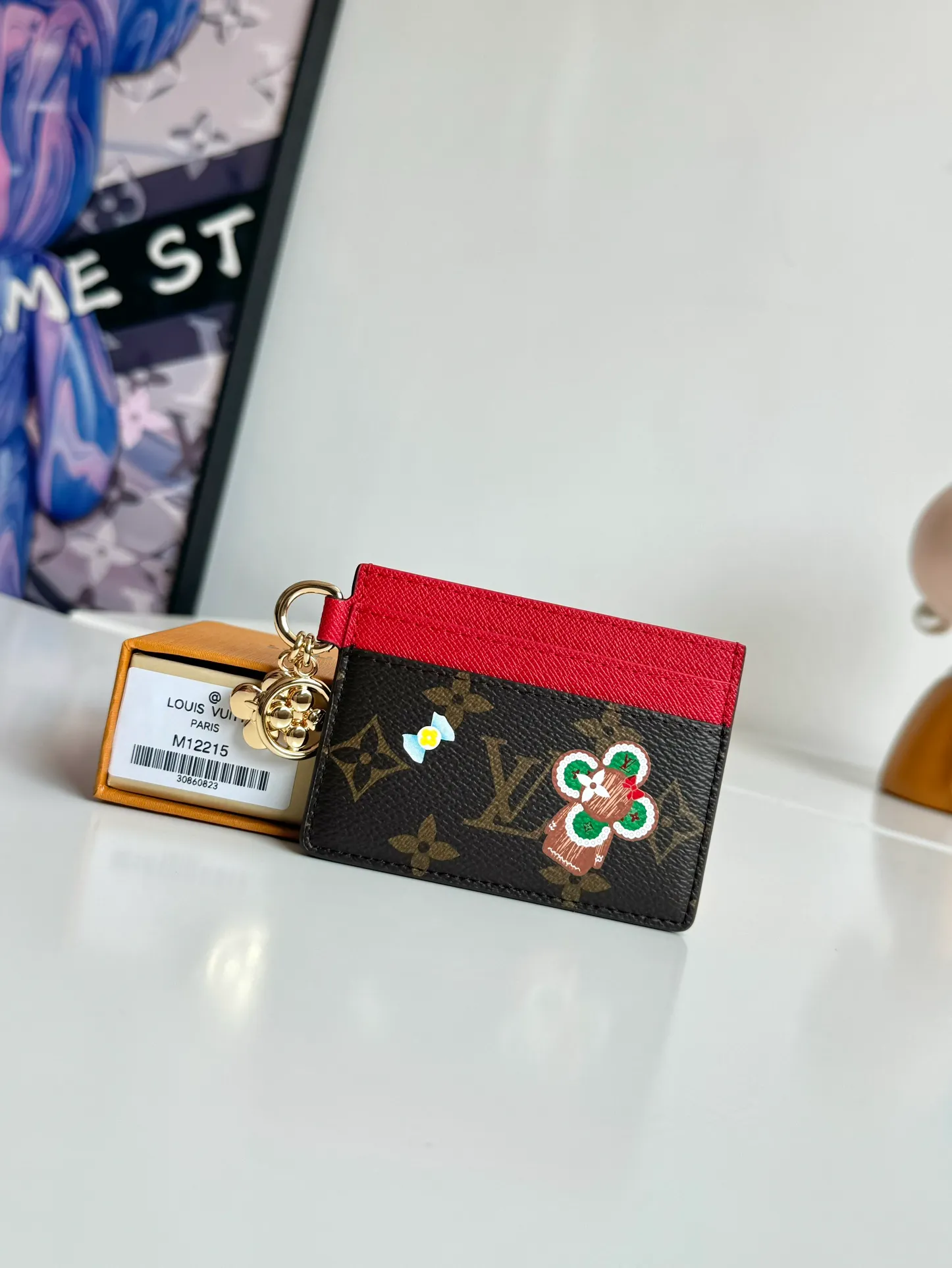 P320🇫🇷Exclusive real shot of overseas original single M12215! This LV Charms card holder from the Candy Factory collection invites the brand's mascots to enjoy the holiday season. Monogram canvas depicts the joyful scene of Vivienne wandering around colorful candies, with rich details of Vivienne shape decoration and LV flowers. Size: 10×7.3cm