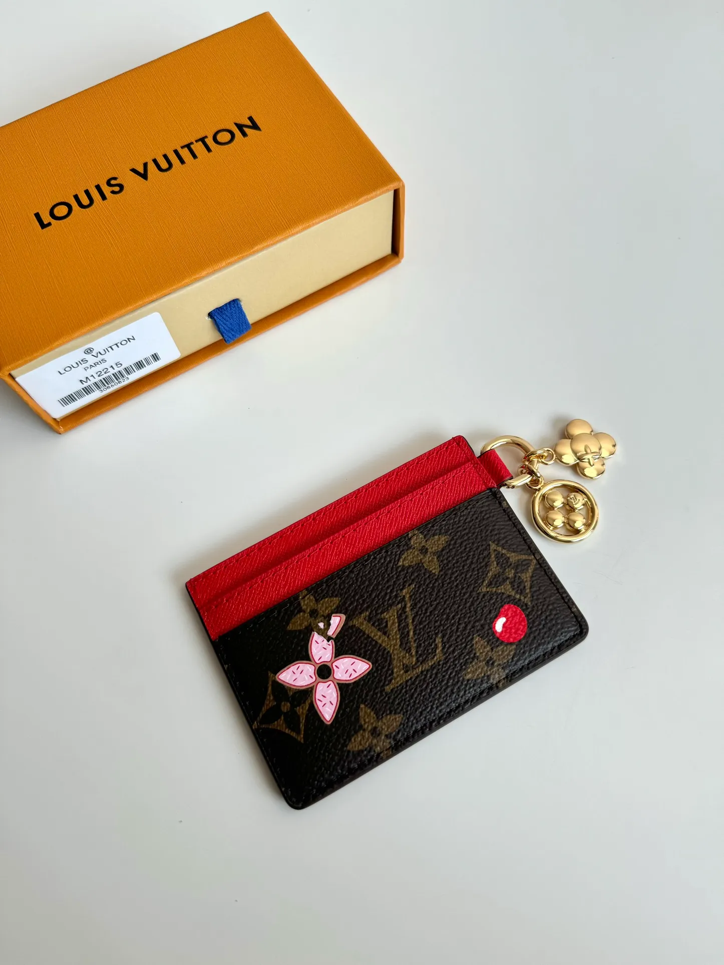 P320🇫🇷Exclusive real shot of overseas original single M12215! This LV Charms card holder from the Candy Factory collection invites the brand's mascots to enjoy the holiday season. Monogram canvas depicts the joyful scene of Vivienne wandering around colorful candies, with rich details of Vivienne shape decoration and LV flowers. Size: 10×7.3cm