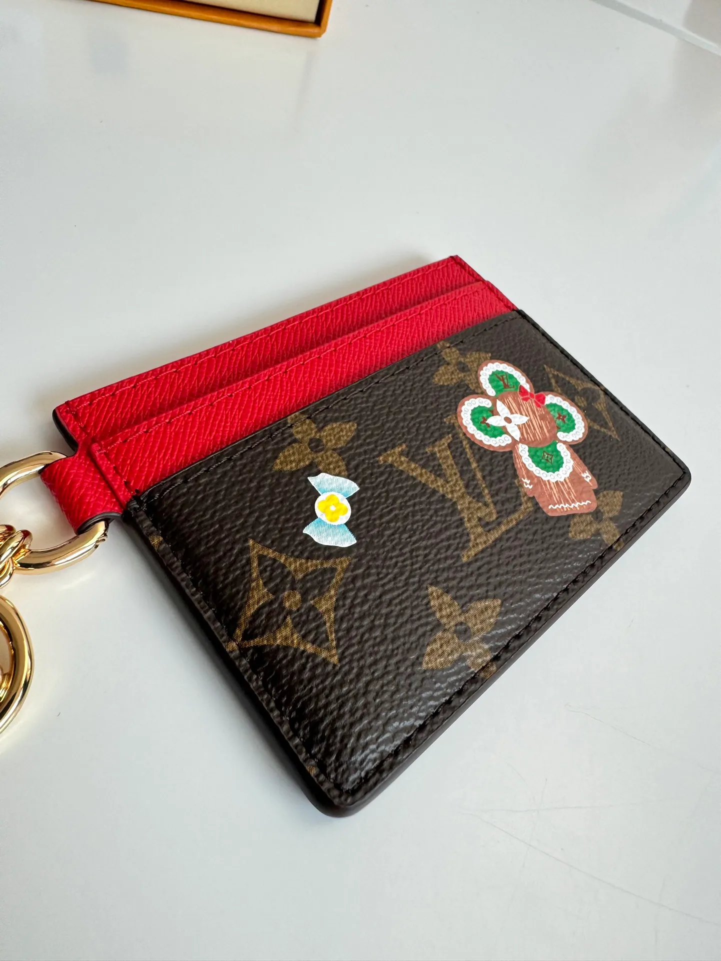 P320🇫🇷Exclusive real shot of overseas original single M12215! This LV Charms card holder from the Candy Factory collection invites the brand's mascots to enjoy the holiday season. Monogram canvas depicts the joyful scene of Vivienne wandering around colorful candies, with rich details of Vivienne shape decoration and LV flowers. Size: 10×7.3cm