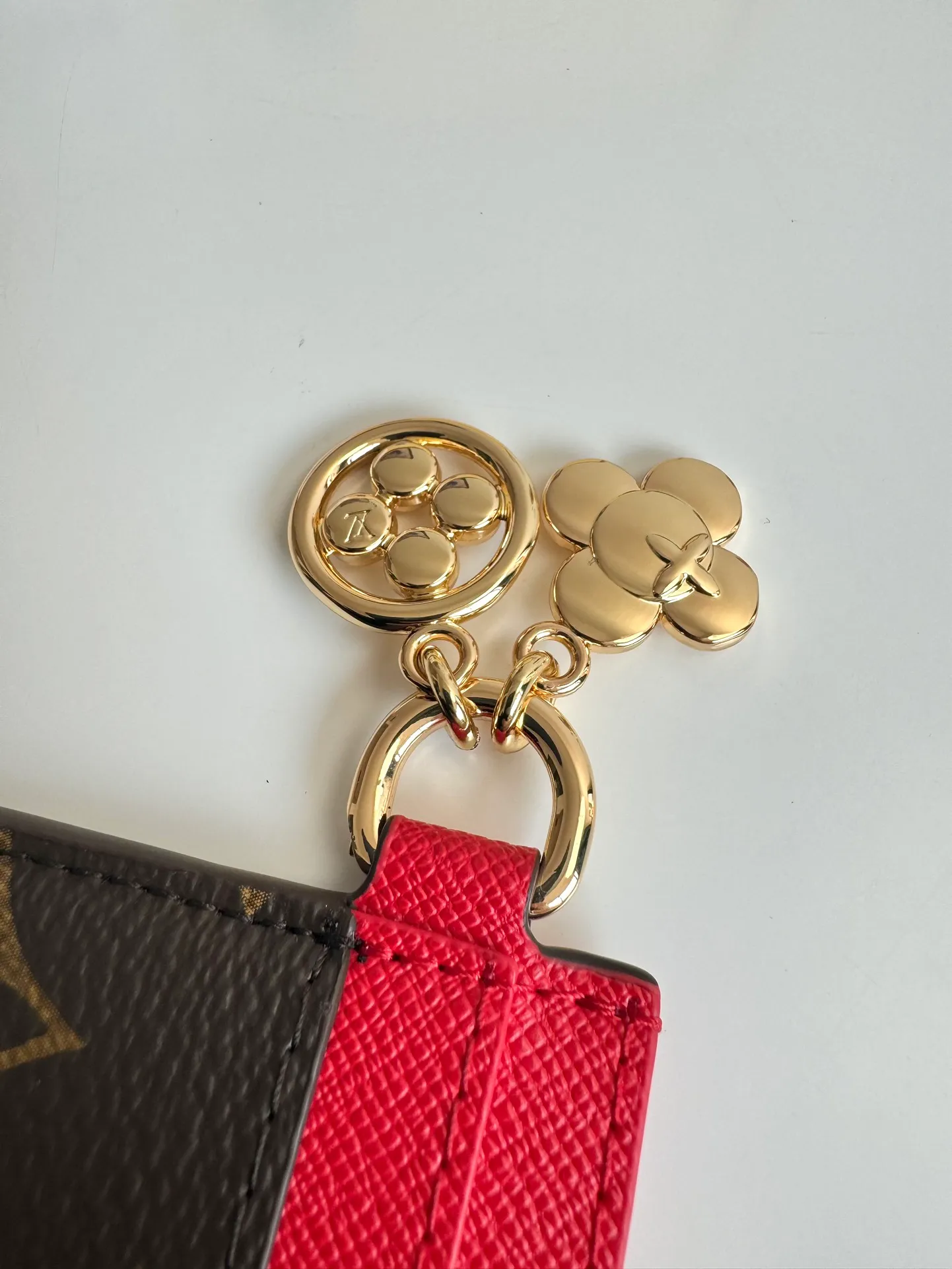 P320🇫🇷Exclusive real shot of overseas original single M12215! This LV Charms card holder from the Candy Factory collection invites the brand's mascots to enjoy the holiday season. Monogram canvas depicts the joyful scene of Vivienne wandering around colorful candies, with rich details of Vivienne shape decoration and LV flowers. Size: 10×7.3cm