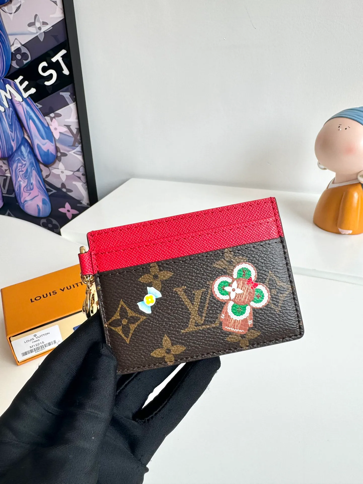 P320🇫🇷Exclusive real shot of overseas original single M12215! This LV Charms card holder from the Candy Factory collection invites the brand's mascots to enjoy the holiday season. Monogram canvas depicts the joyful scene of Vivienne wandering around colorful candies, with rich details of Vivienne shape decoration and LV flowers. Size: 10×7.3cm