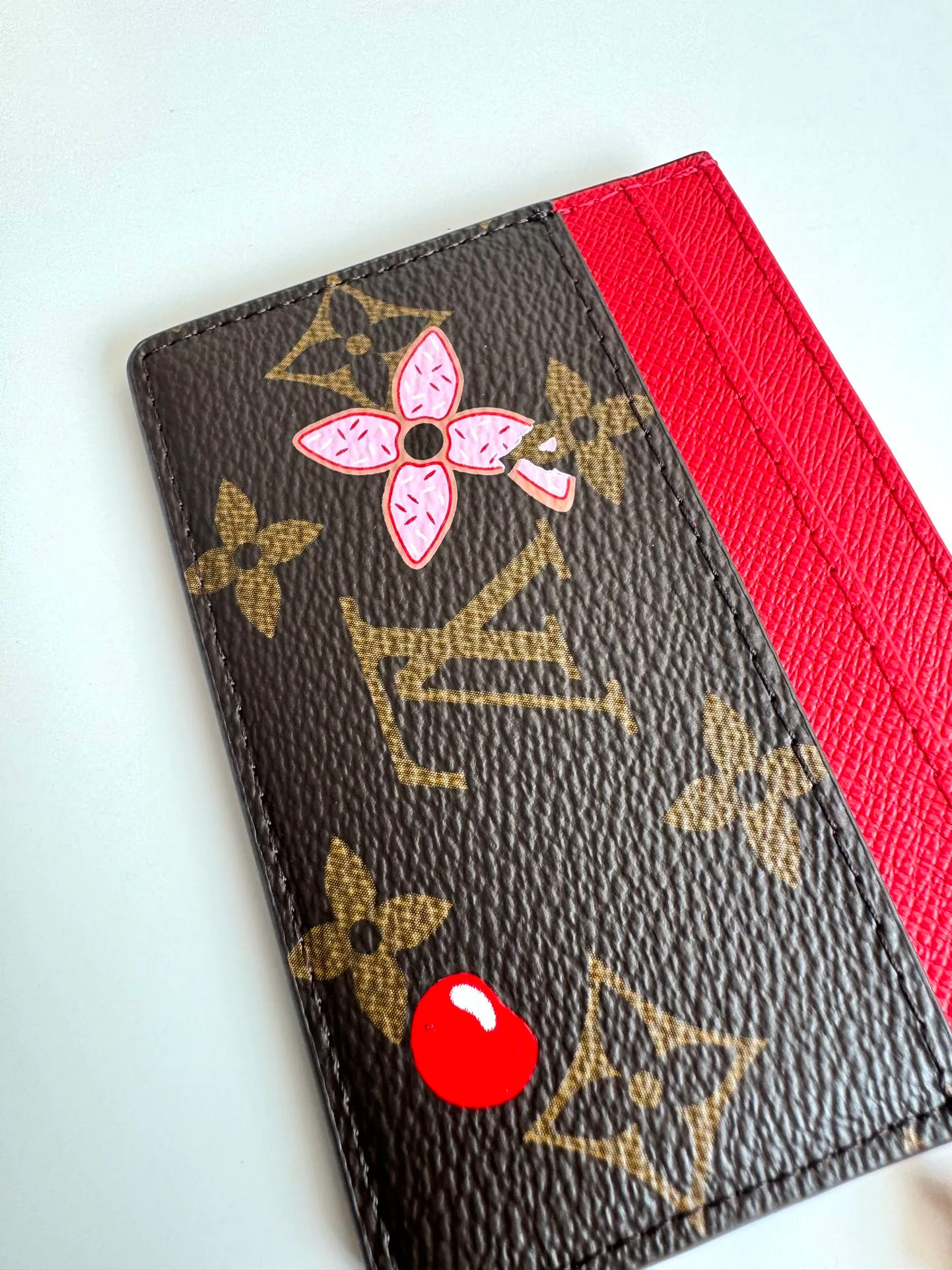 P320🇫🇷Exclusive real shot of overseas original single M12215! This LV Charms card holder from the Candy Factory collection invites the brand's mascots to enjoy the holiday season. Monogram canvas depicts the joyful scene of Vivienne wandering around colorful candies, with rich details of Vivienne shape decoration and LV flowers. Size: 10×7.3cm