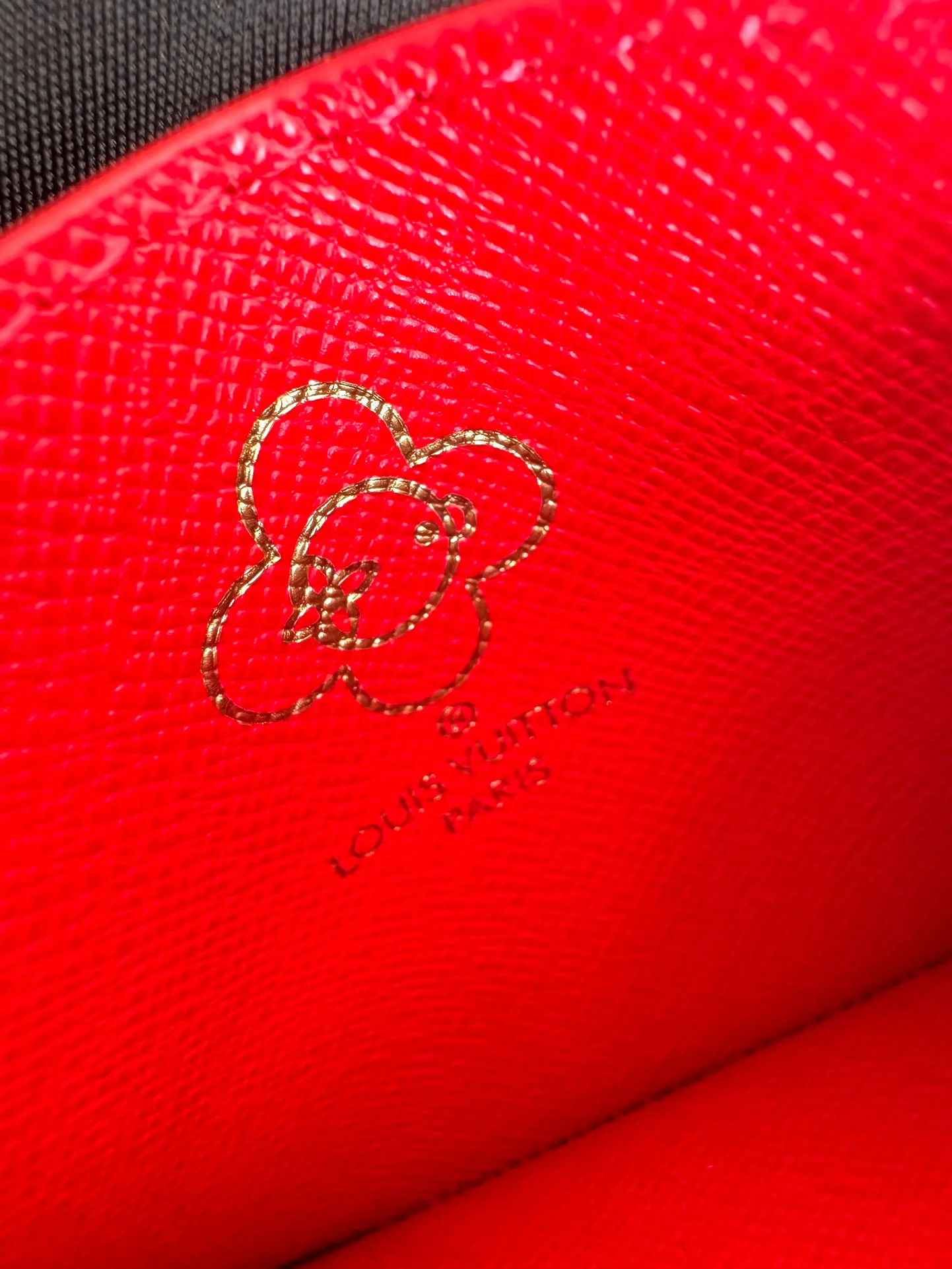P320🇫🇷Exclusive real shot of overseas original single M12215! This LV Charms card holder from the Candy Factory collection invites the brand's mascots to enjoy the holiday season. Monogram canvas depicts the joyful scene of Vivienne wandering around colorful candies, with rich details of Vivienne shape decoration and LV flowers. Size: 10×7.3cm