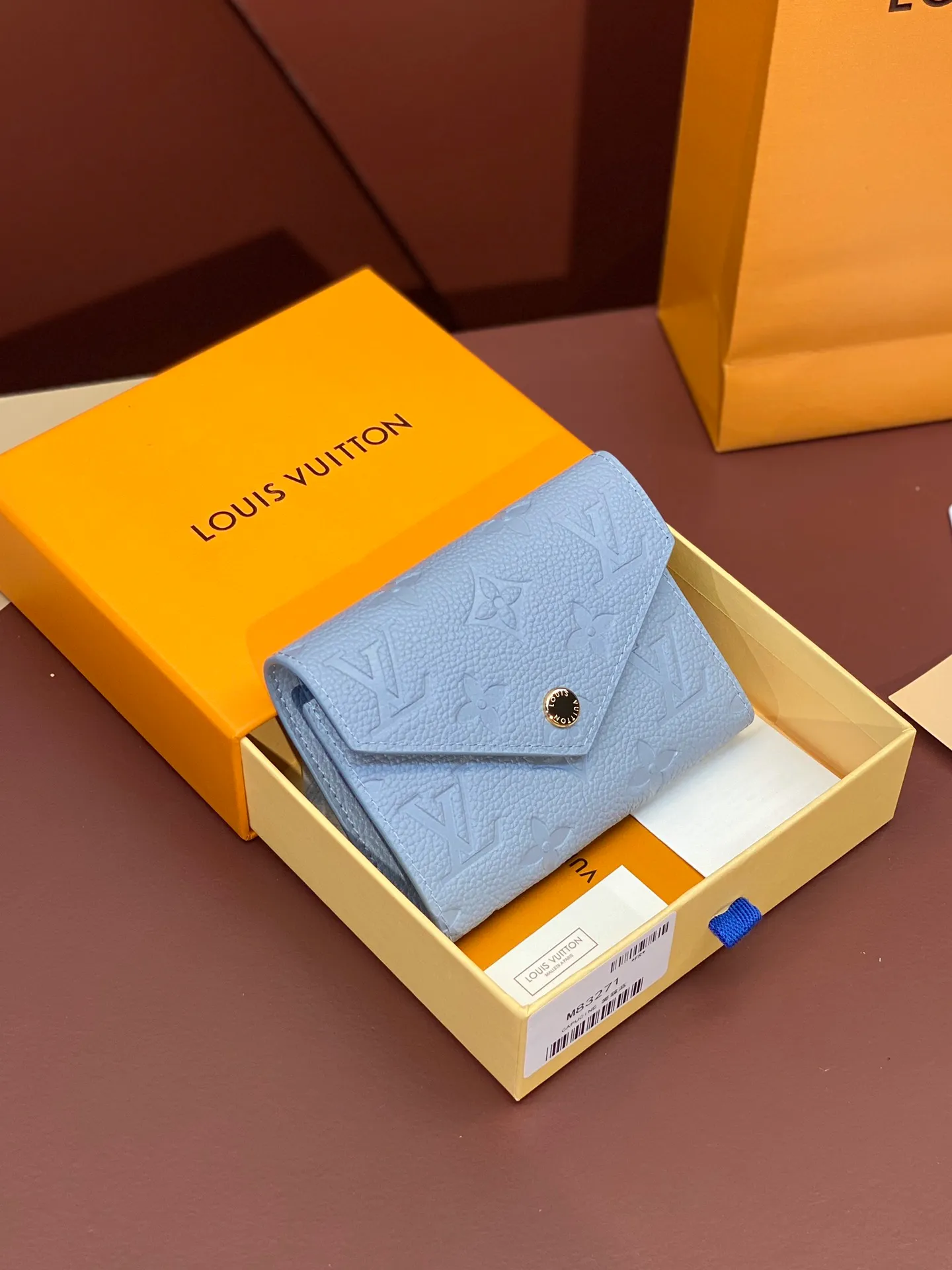 💰480 M83271 haze blue! Made of top layer cowhide! Wallet Zoé wallet is made of soft Monogram Empreinte leather and decorated with the classic Louis Vuitton Monogram embossing. It fits easily into a small bag and has enough capacity to store coins, banknotes and credit cards. 12x9cm.