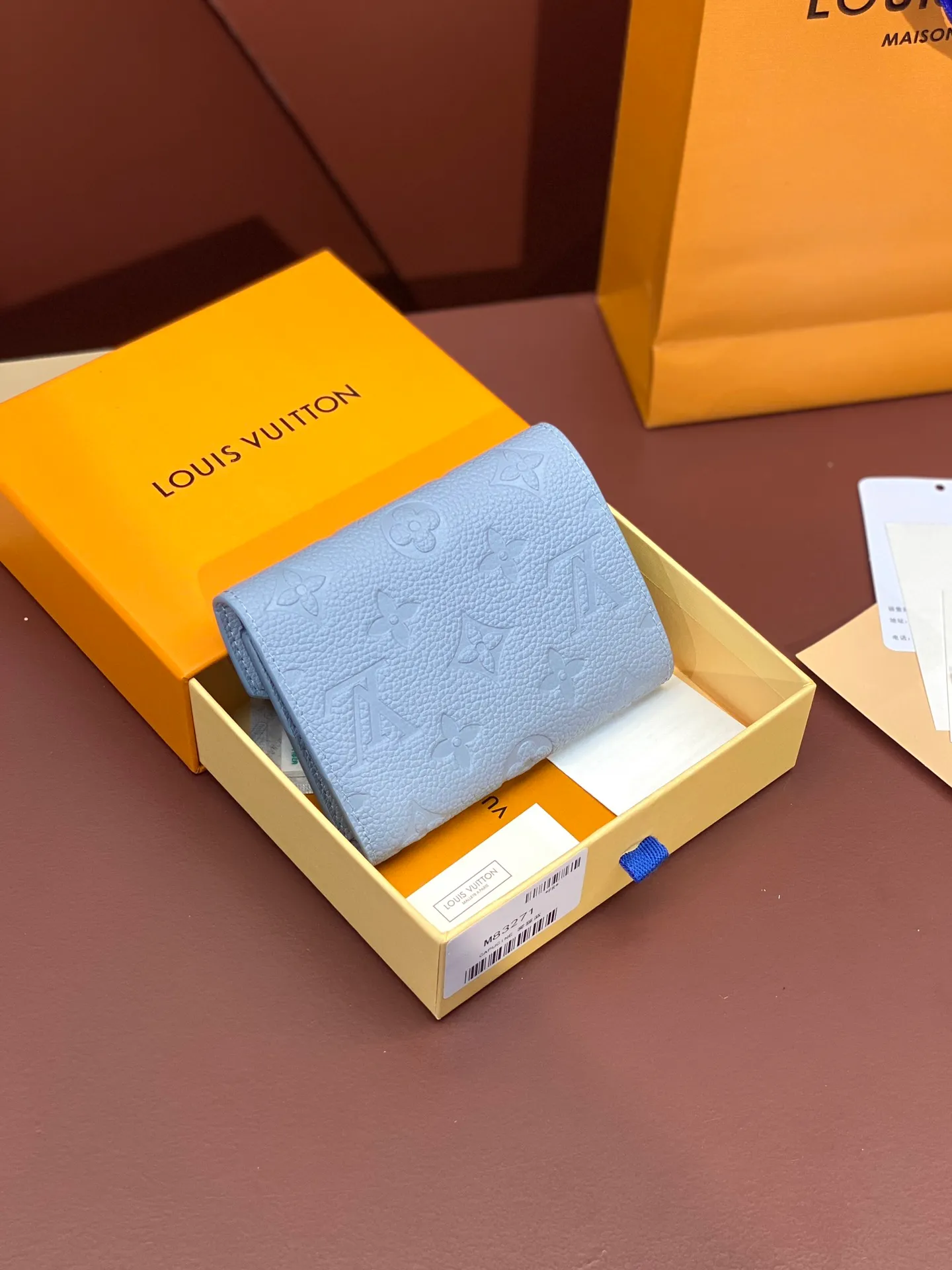 💰480 M83271 haze blue! Made of top layer cowhide! Wallet Zoé wallet is made of soft Monogram Empreinte leather and decorated with the classic Louis Vuitton Monogram embossing. It fits easily into a small bag and has enough capacity to store coins, banknotes and credit cards. 12x9cm.