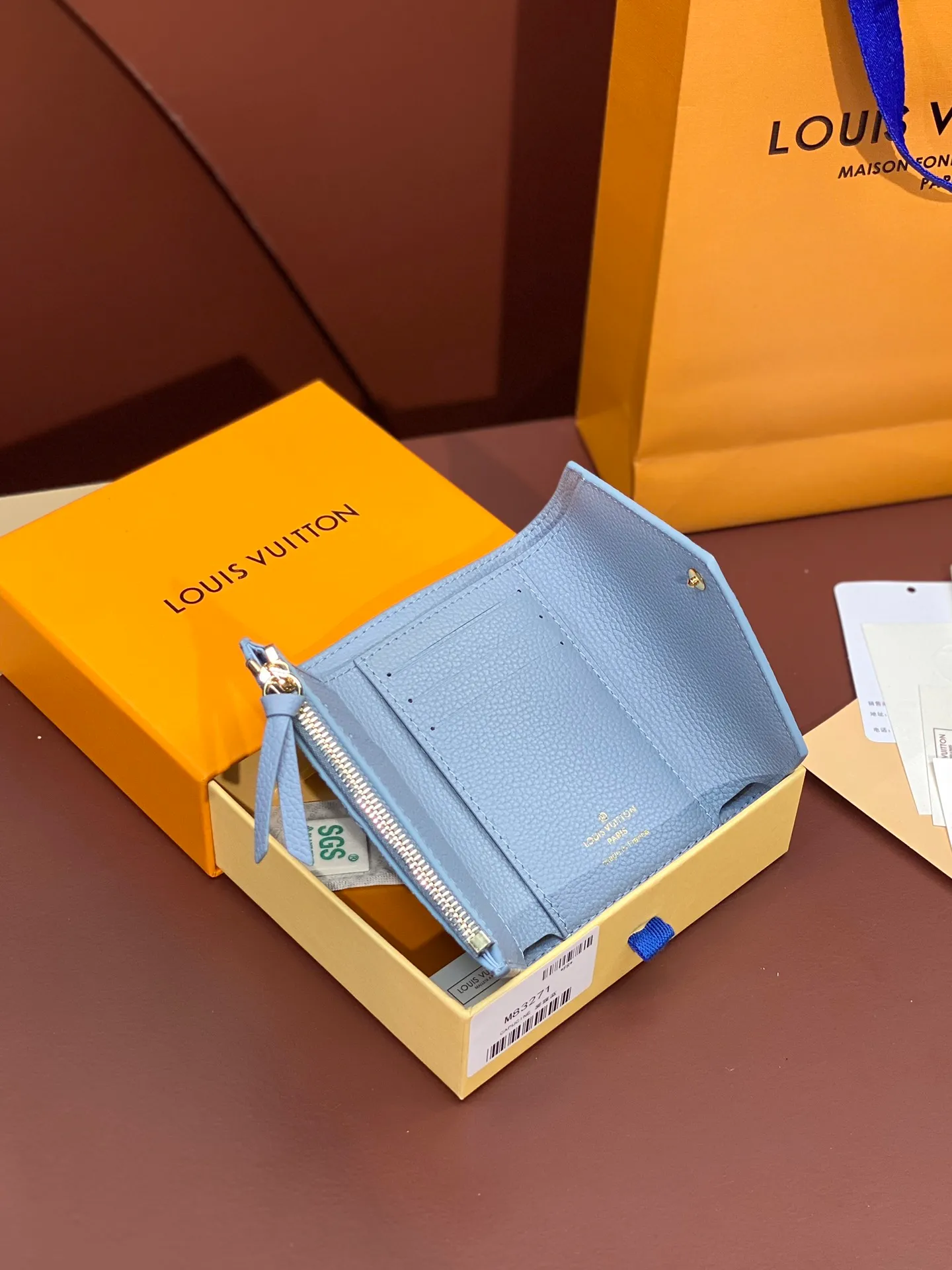 💰480 M83271 haze blue! Made of top layer cowhide! Wallet Zoé wallet is made of soft Monogram Empreinte leather and decorated with the classic Louis Vuitton Monogram embossing. It fits easily into a small bag and has enough capacity to store coins, banknotes and credit cards. 12x9cm.