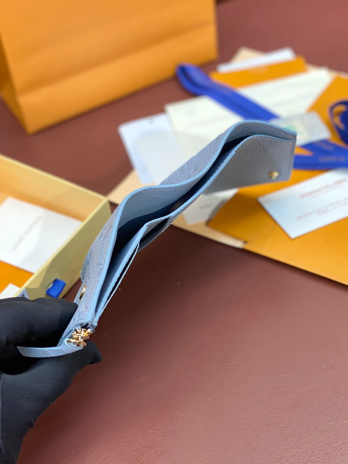 💰480 M83271 haze blue! Made of top layer cowhide! Wallet Zoé wallet is made of soft Monogram Empreinte leather and decorated with the classic Louis Vuitton Monogram embossing. It fits easily into a small bag and has enough capacity to store coins, banknotes and credit cards. 12x9cm.