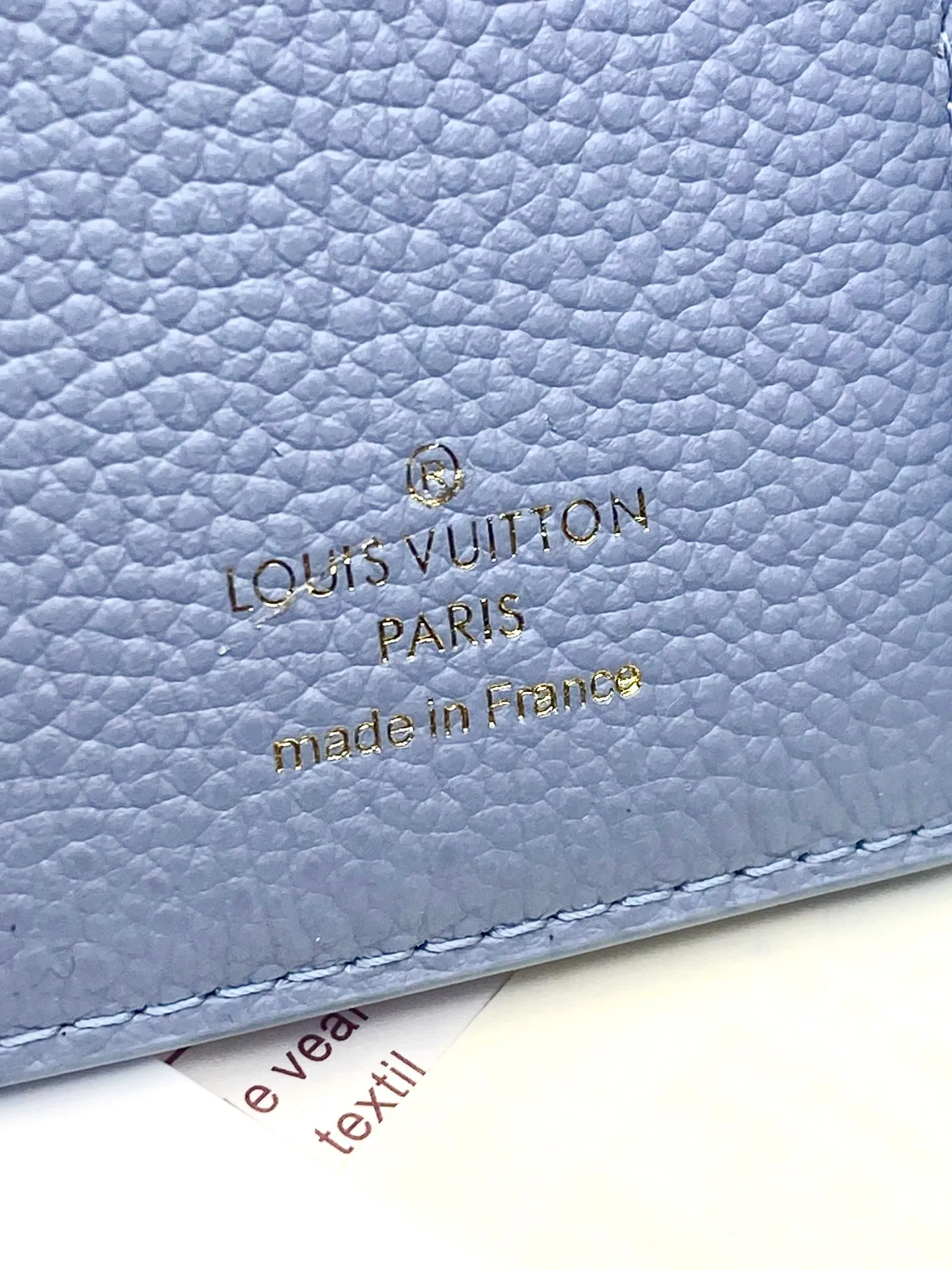 💰480 M83271 haze blue! Made of top layer cowhide! Wallet Zoé wallet is made of soft Monogram Empreinte leather and decorated with the classic Louis Vuitton Monogram embossing. It fits easily into a small bag and has enough capacity to store coins, banknotes and credit cards. 12x9cm.